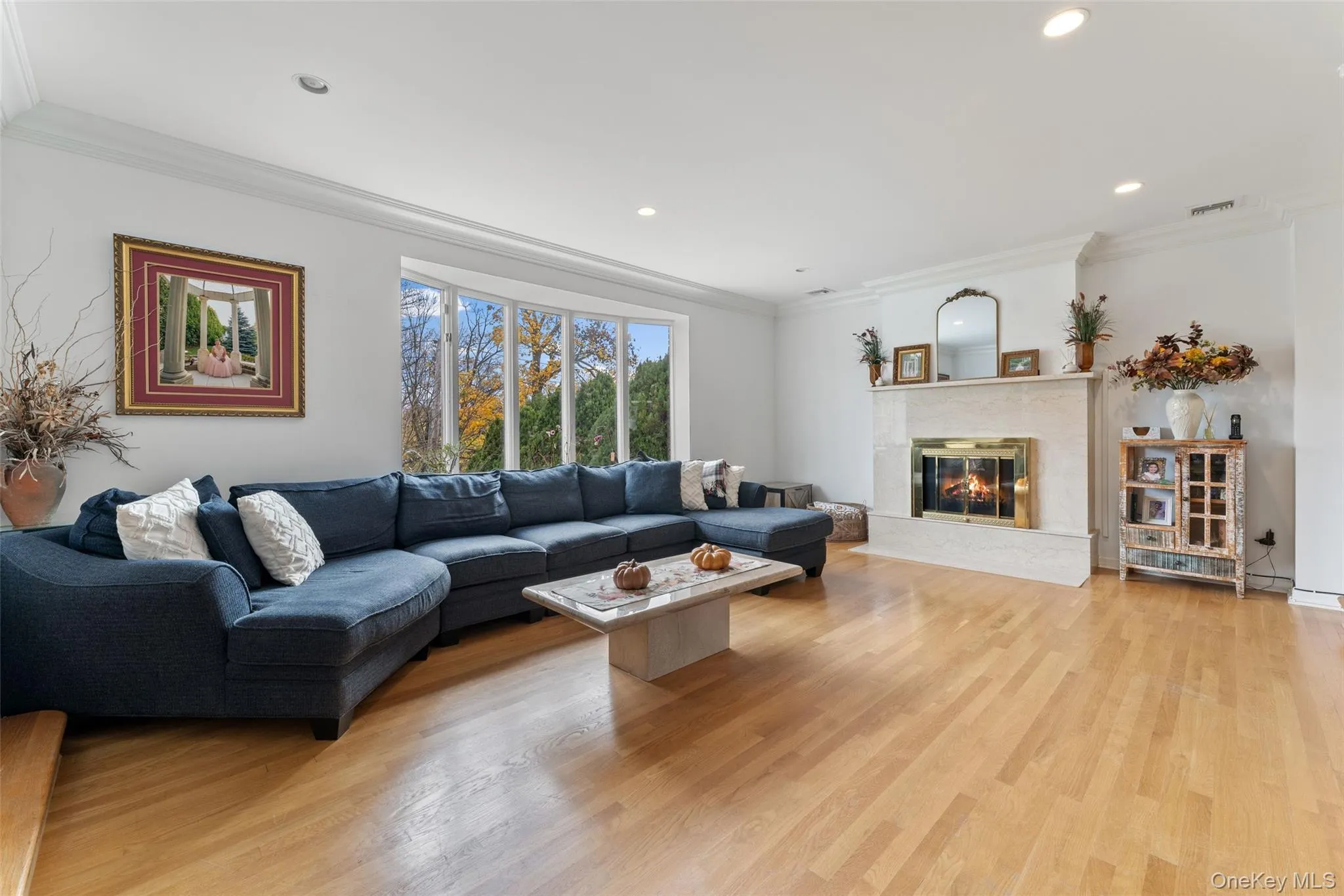 Bright and spacious living room with bay window and fireplace Bright and spacious living room with bay window and fireplace