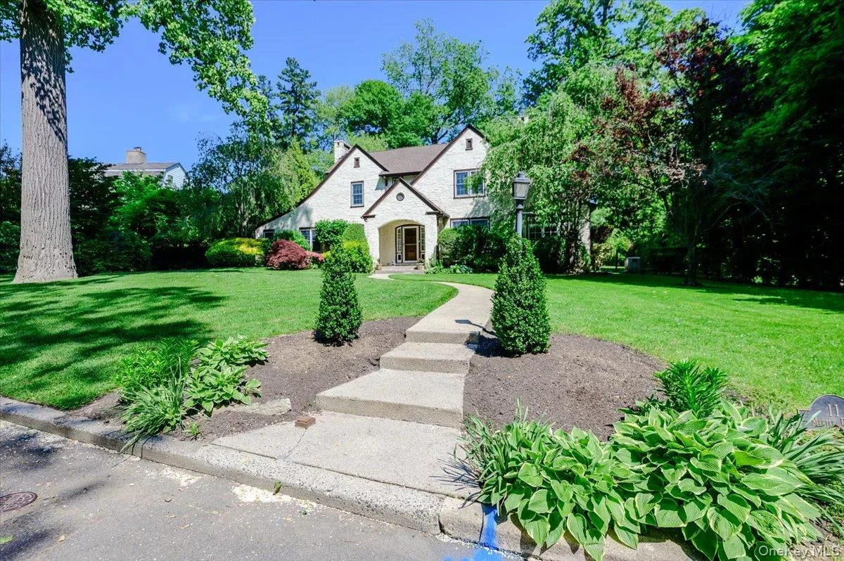 11 Myrtle Drive, North Hempstead, NY, 4 Bedrooms Bedrooms, 9 Rooms Rooms,3 BathroomsBathrooms,Residential,For Rent,Myrtle,0,1001930 11 Myrtle Drive, North Hempstead, NY, 4 Bedrooms Bedrooms, 9 Rooms Rooms,3 BathroomsBathrooms,Residential,For Rent,Myrtle,0,1001930