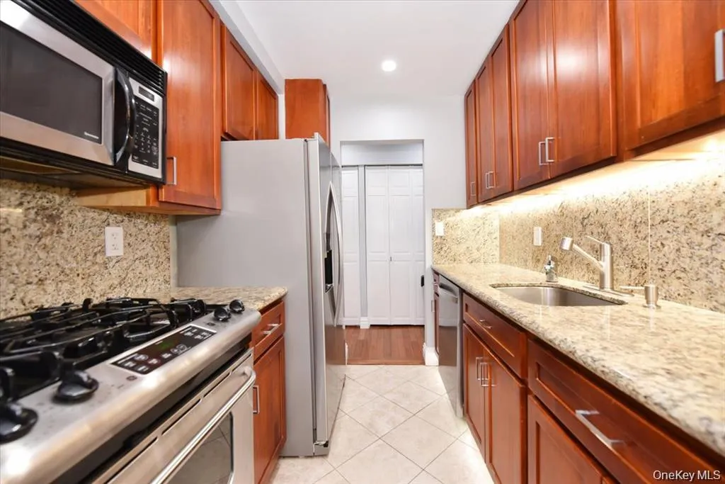 320 East Shore Road, North Hempstead, NY, 1 Bedroom Bedrooms, 3 Rooms Rooms,1 BathroomBathrooms,Residential Lease,For Rent,East Shore Road,0,1001957 320 East Shore Road, North Hempstead, NY, 1 Bedroom Bedrooms, 3 Rooms Rooms,1 BathroomBathrooms,Residential Lease,For Rent,East Shore Road,0,1001957