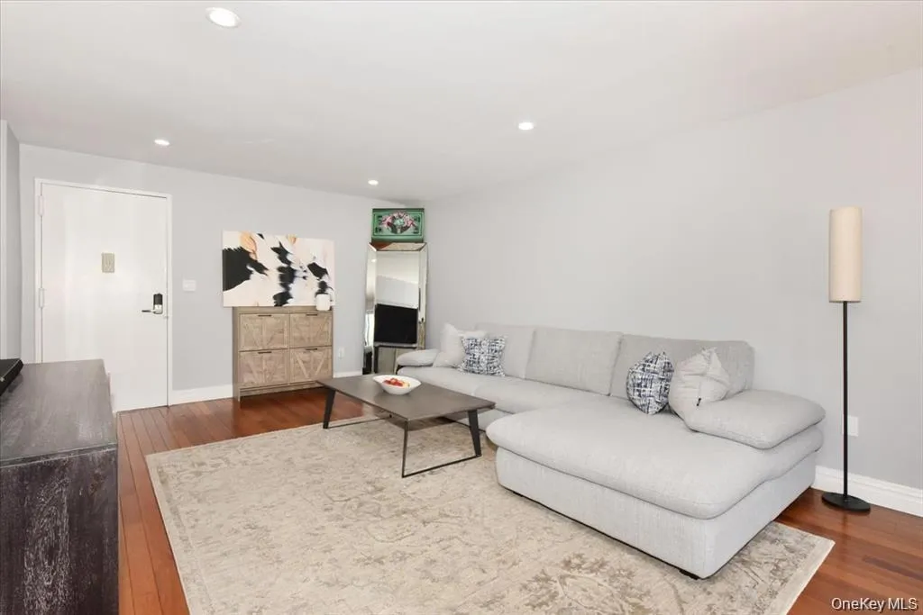 320 East Shore Road, North Hempstead, NY, 1 Bedroom Bedrooms, 3 Rooms Rooms,1 BathroomBathrooms,Residential Lease,For Rent,East Shore Road,0,1001957 320 East Shore Road, North Hempstead, NY, 1 Bedroom Bedrooms, 3 Rooms Rooms,1 BathroomBathrooms,Residential Lease,For Rent,East Shore Road,0,1001957