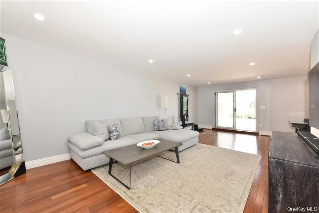 320 East Shore Road, North Hempstead, NY, 1 Bedroom Bedrooms, 3 Rooms Rooms,1 BathroomBathrooms,Residential Lease,For Rent,East Shore Road,0,1001957 320 East Shore Road, North Hempstead, NY, 1 Bedroom Bedrooms, 3 Rooms Rooms,1 BathroomBathrooms,Residential Lease,For Rent,East Shore Road,0,1001957