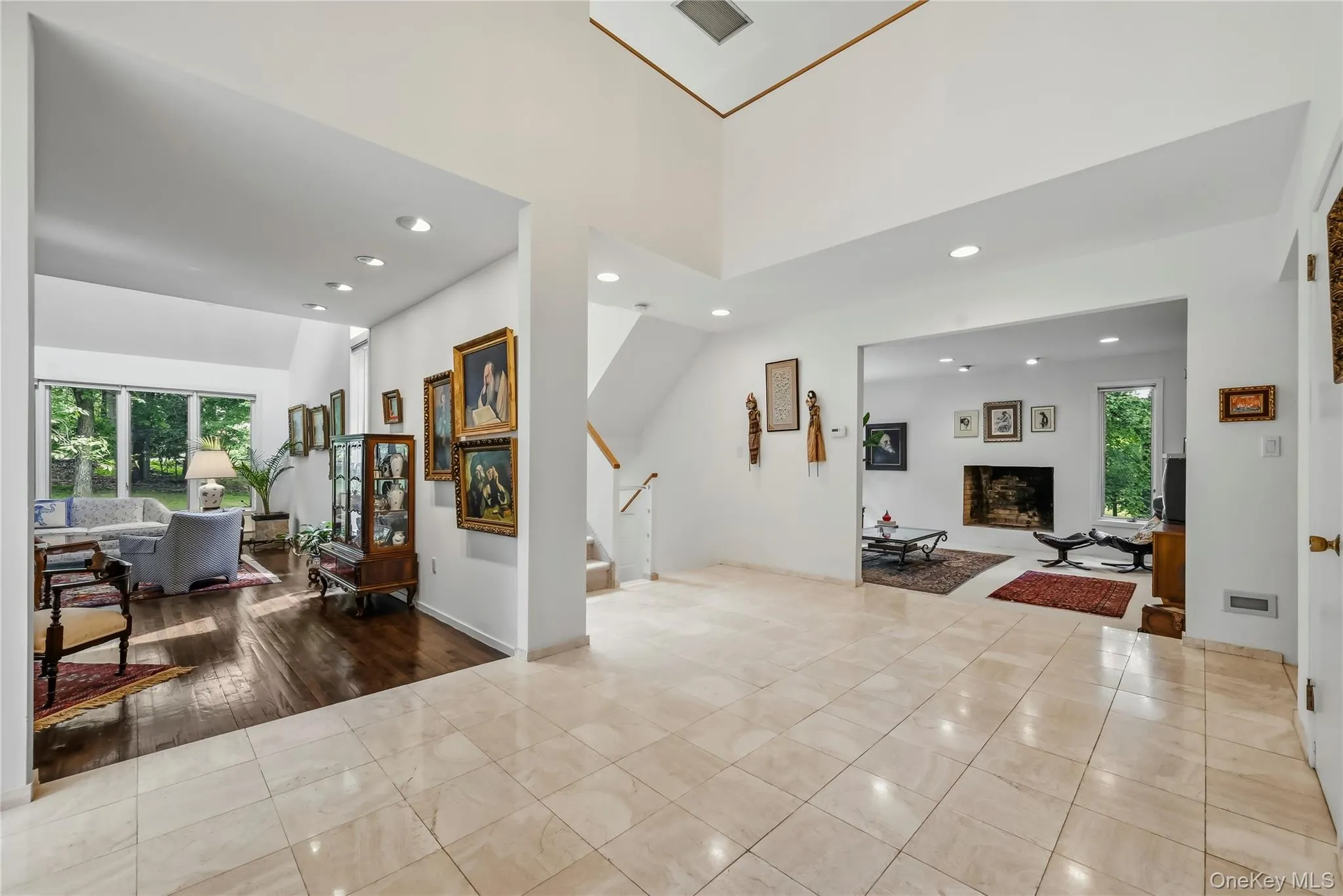 Open flow and specific room design achieved simultaneously Open flow and specific room design achieved simultaneously