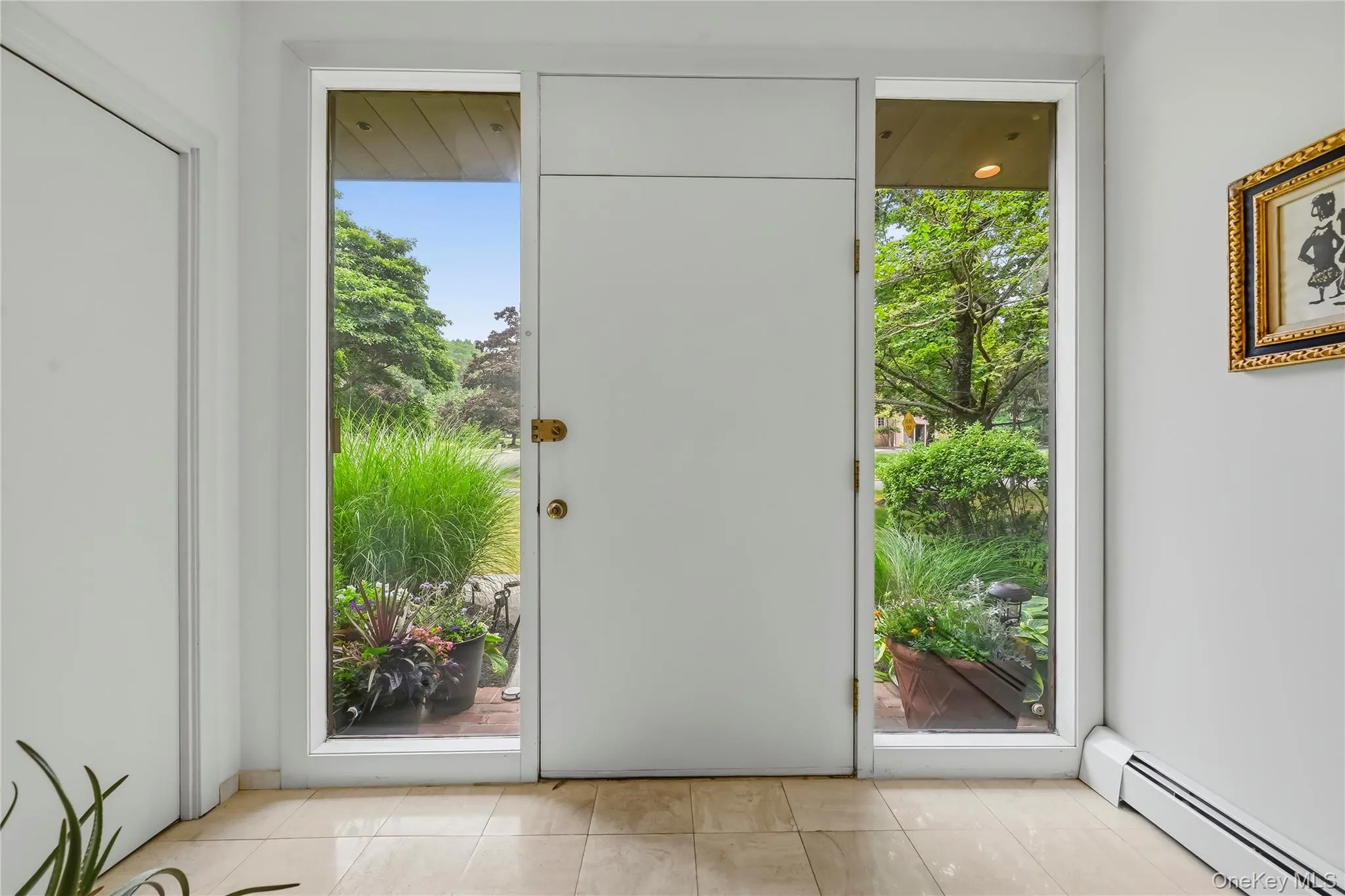 Entry vestibule design achieves privacy, security and energy saving Entry vestibule design achieves privacy, security and energy saving