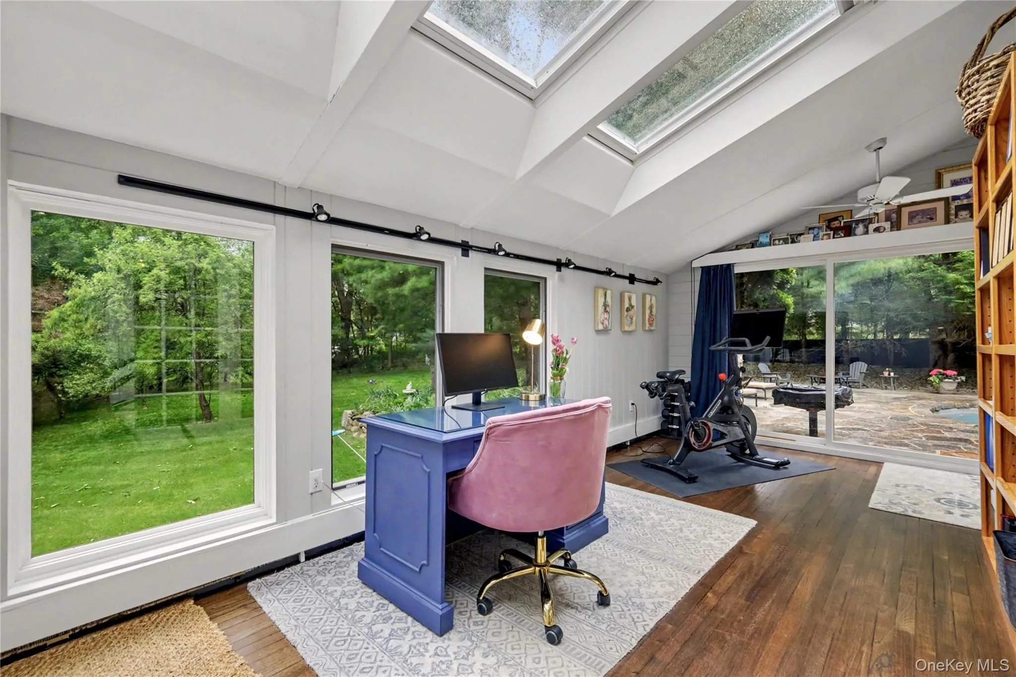 Bathed in natural light, this versatile room adapts beautifully to today's lifestyle. Perfect setting for remote work, morning yoga or quiet relaxation throughout the day. Bathed in natural light, this versatile room adapts beautifully to today's lifestyle. Perfect setting for remote work, morning yoga or quiet relaxation throughout the day.