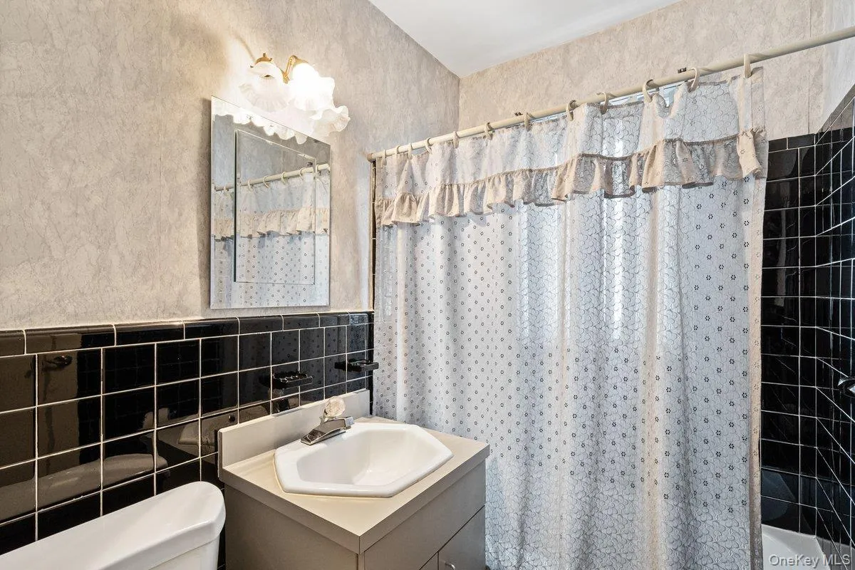 14586 8th Avenue, New York, NY, 4 Bedrooms Bedrooms, 7 Rooms Rooms,2 BathroomsBathrooms,Residential,For Rent,8th,0,1002027 14586 8th Avenue, New York, NY, 4 Bedrooms Bedrooms, 7 Rooms Rooms,2 BathroomsBathrooms,Residential,For Rent,8th,0,1002027