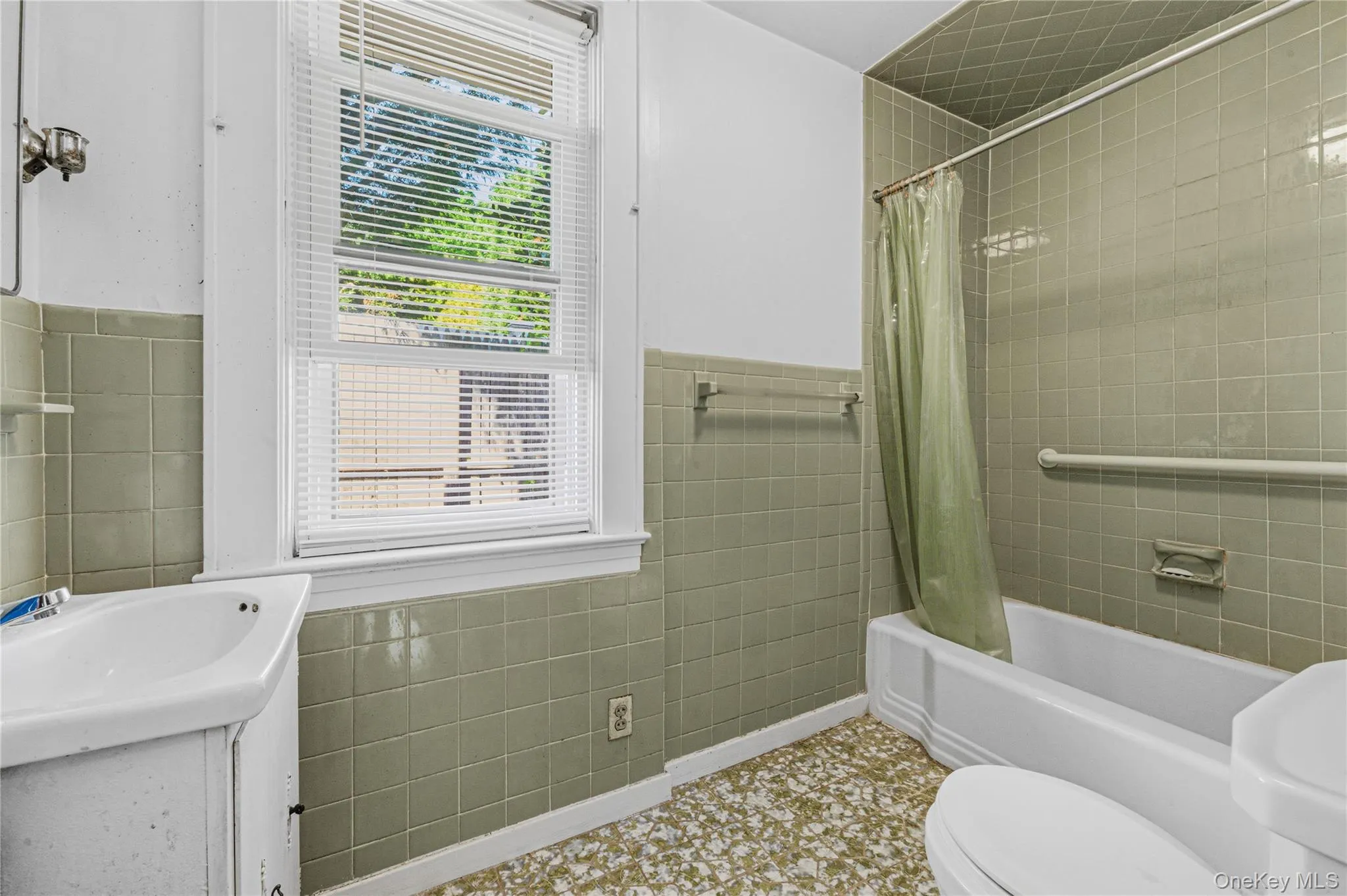 28 Cross Street, Glen Cove, NY, 3 Bedrooms Bedrooms, 5 Rooms Rooms,2 BathroomsBathrooms,Residential,For Rent,Cross,0,1002028 28 Cross Street, Glen Cove, NY, 3 Bedrooms Bedrooms, 5 Rooms Rooms,2 BathroomsBathrooms,Residential,For Rent,Cross,0,1002028