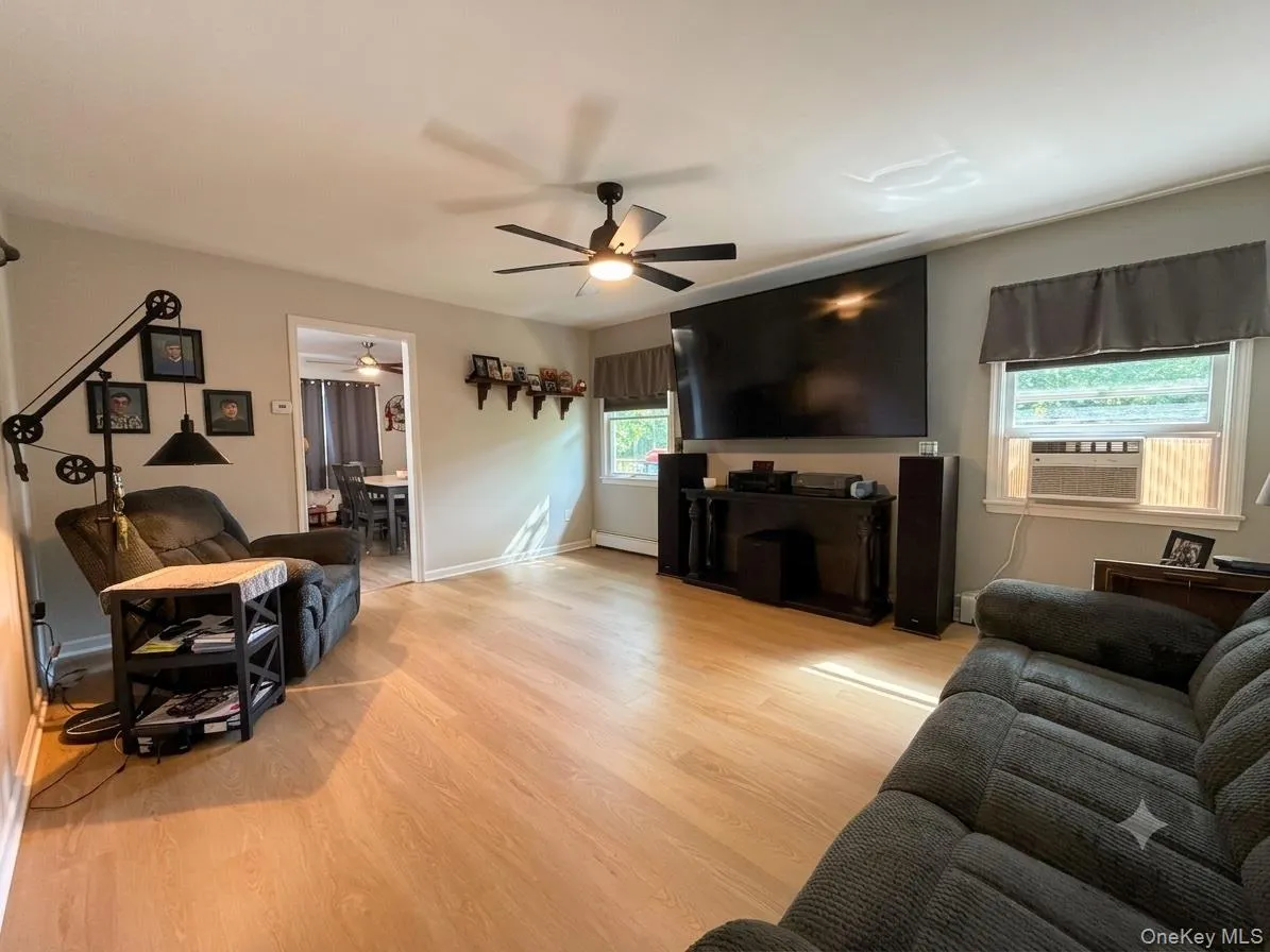 Easy flow from the Kitchen to the living room. Easy flow from the Kitchen to the living room.