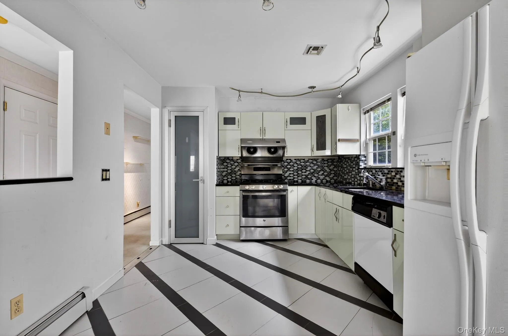 82B Inwood Road, North Hempstead, NY, 4 Bedrooms Bedrooms, 8 Rooms Rooms,2 BathroomsBathrooms,Residential,For Rent,Inwood,0,1002085 82B Inwood Road, North Hempstead, NY, 4 Bedrooms Bedrooms, 8 Rooms Rooms,2 BathroomsBathrooms,Residential,For Rent,Inwood,0,1002085