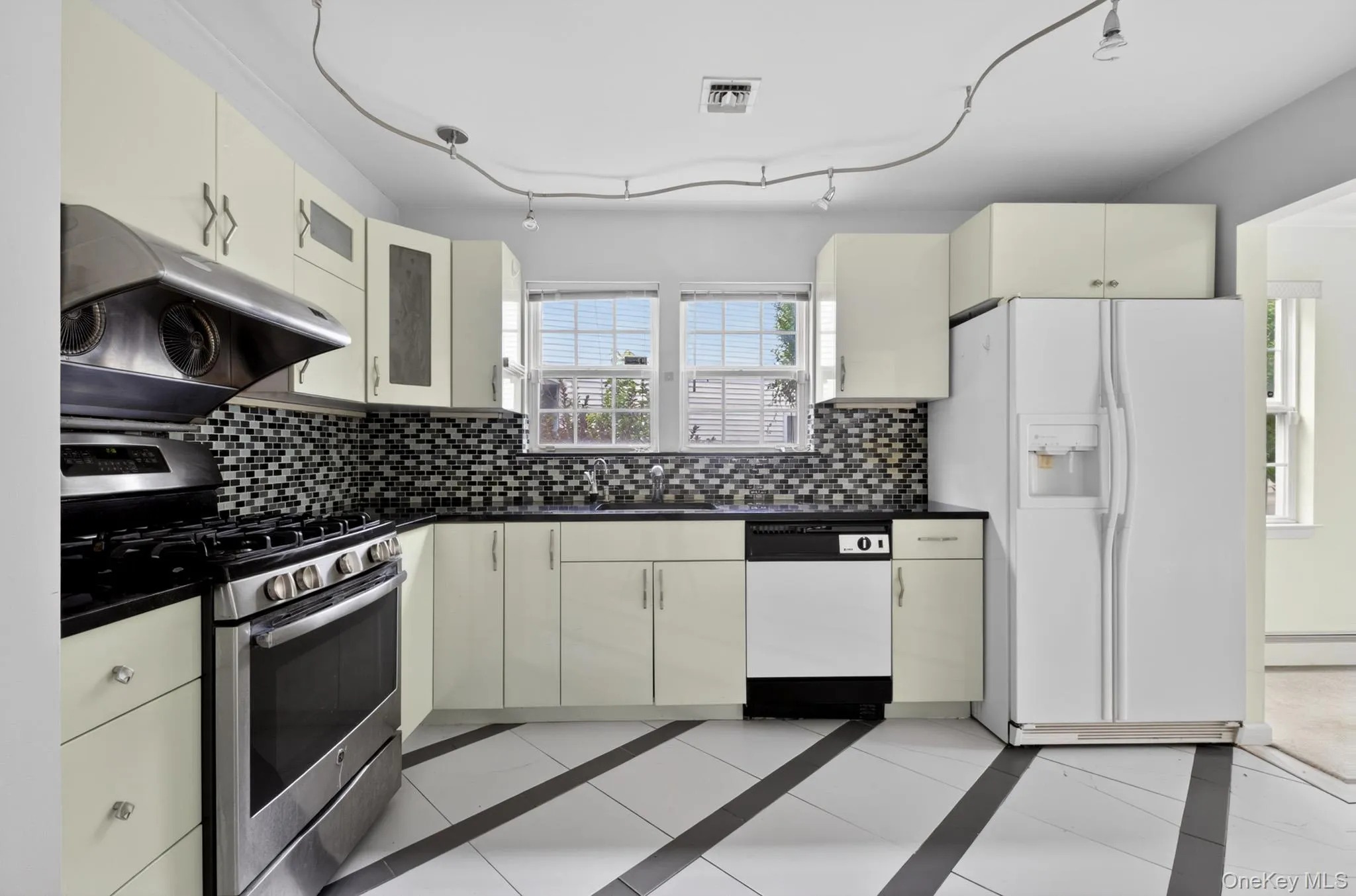 82B Inwood Road, North Hempstead, NY, 4 Bedrooms Bedrooms, 8 Rooms Rooms,2 BathroomsBathrooms,Residential,For Rent,Inwood,0,1002085 82B Inwood Road, North Hempstead, NY, 4 Bedrooms Bedrooms, 8 Rooms Rooms,2 BathroomsBathrooms,Residential,For Rent,Inwood,0,1002085