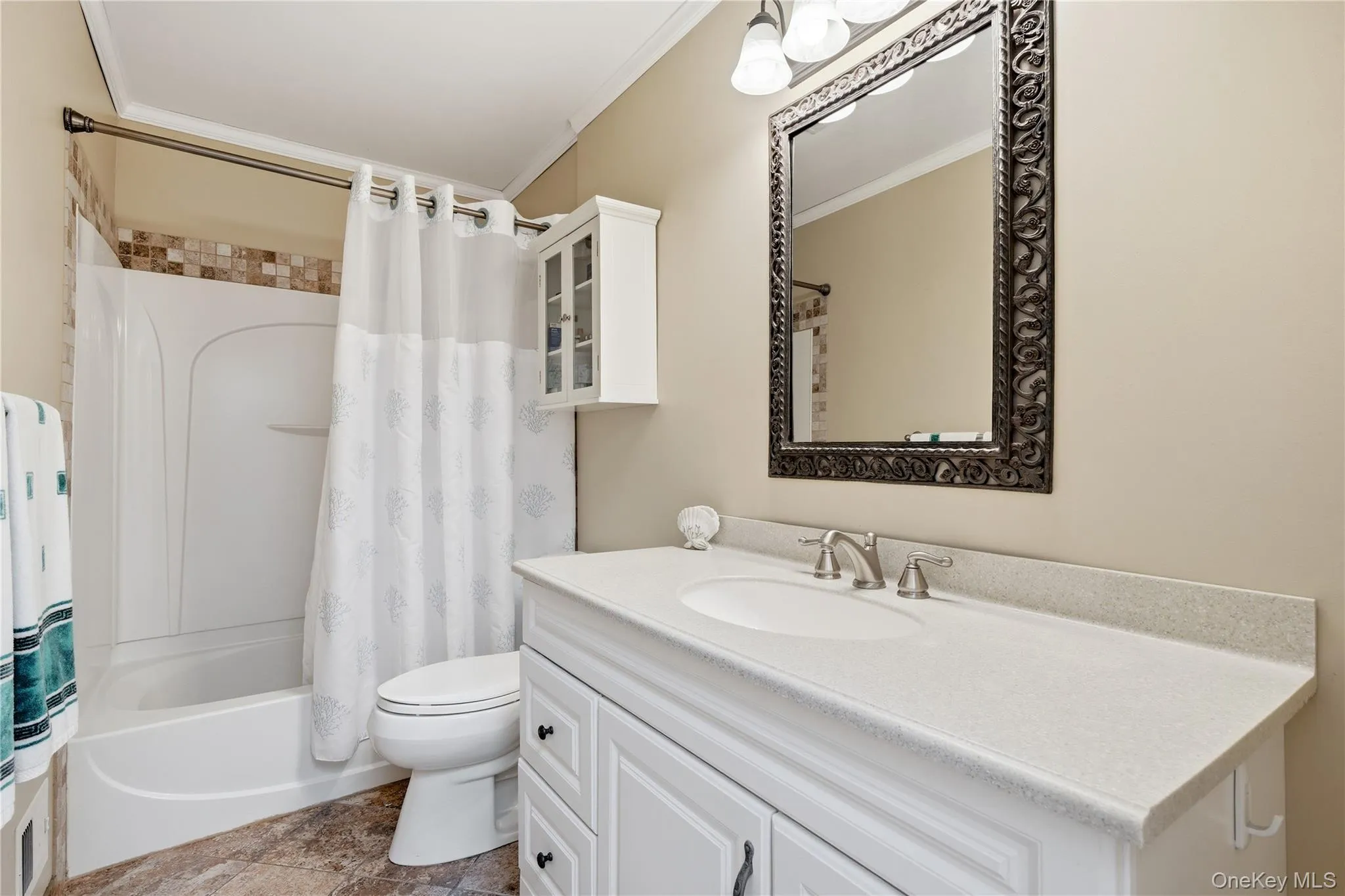 2nd Fl - Full Bathroom w/Tub & Large Vanity 2nd Fl - Full Bathroom w/Tub & Large Vanity
