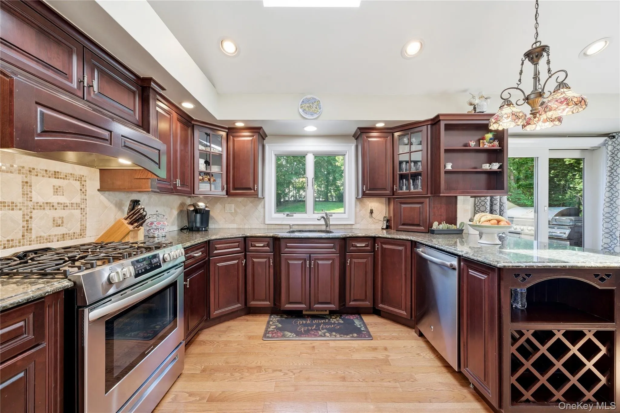 Chef's Kitchen & Lots of Cabinetry Chef's Kitchen & Lots of Cabinetry
