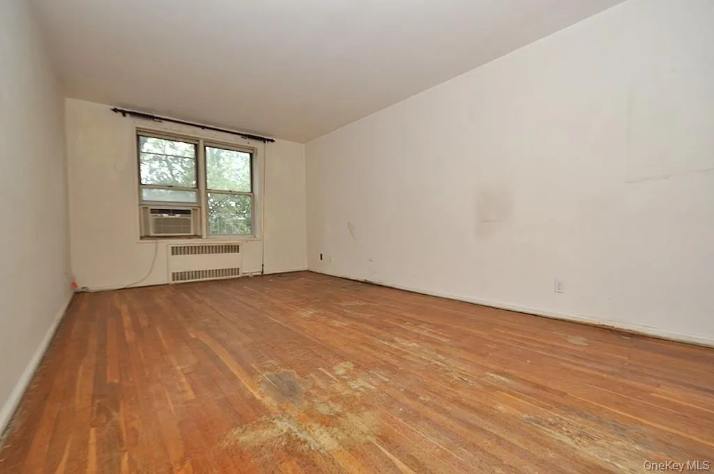 Large living room opens to the dining foyer and is approx 19'-1" x 11'-11" plus the Dining area which is an additional 10'-0" x 14'-1" Large living room opens to the dining foyer and is approx 19'-1" x 11'-11" plus the Dining area which is an additional 10'-0" x 14'-1"