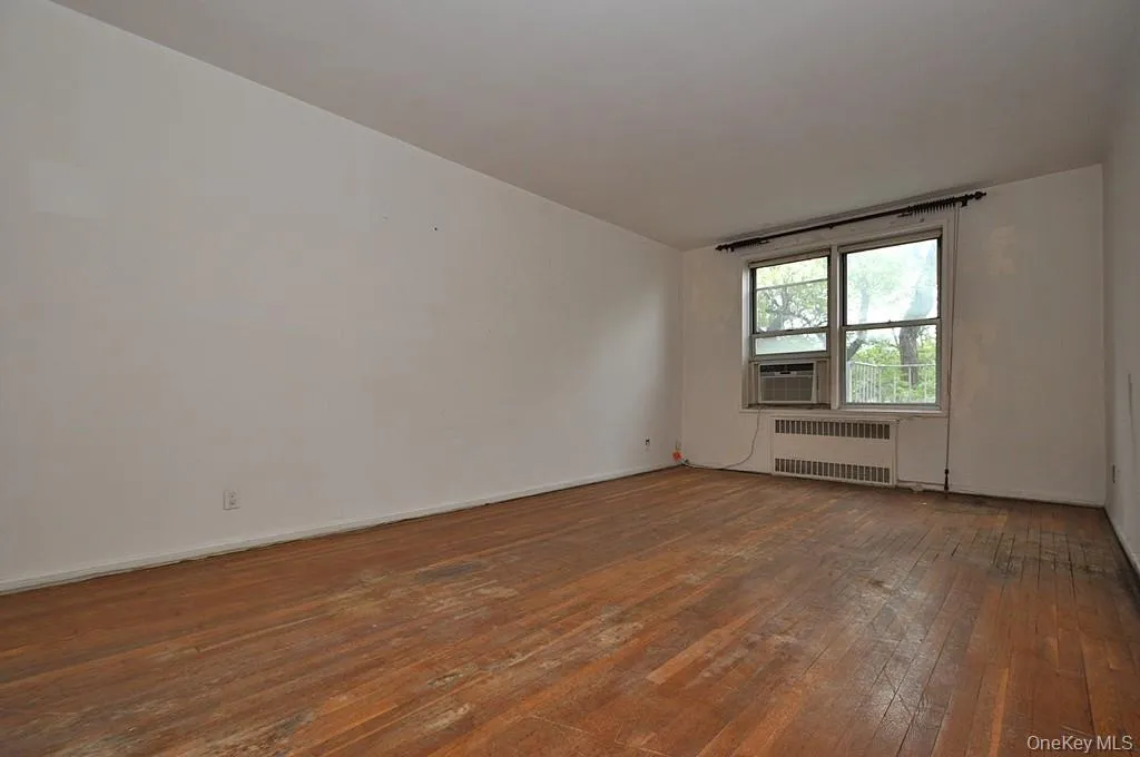 Large living room opens to the dining foyer and is approx 19'-1" x 11'-11" plus the Dining area which is an additional 10'-0" x 14'-1" Large living room opens to the dining foyer and is approx 19'-1" x 11'-11" plus the Dining area which is an additional 10'-0" x 14'-1"