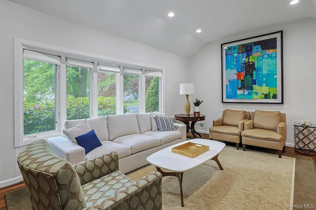 305 Stratton Road, New Rochelle, NY, 4 Bedrooms Bedrooms, 8 Rooms Rooms,3 BathroomsBathrooms,Residential,For Rent,Stratton,0,1002115 305 Stratton Road, New Rochelle, NY, 4 Bedrooms Bedrooms, 8 Rooms Rooms,3 BathroomsBathrooms,Residential,For Rent,Stratton,0,1002115