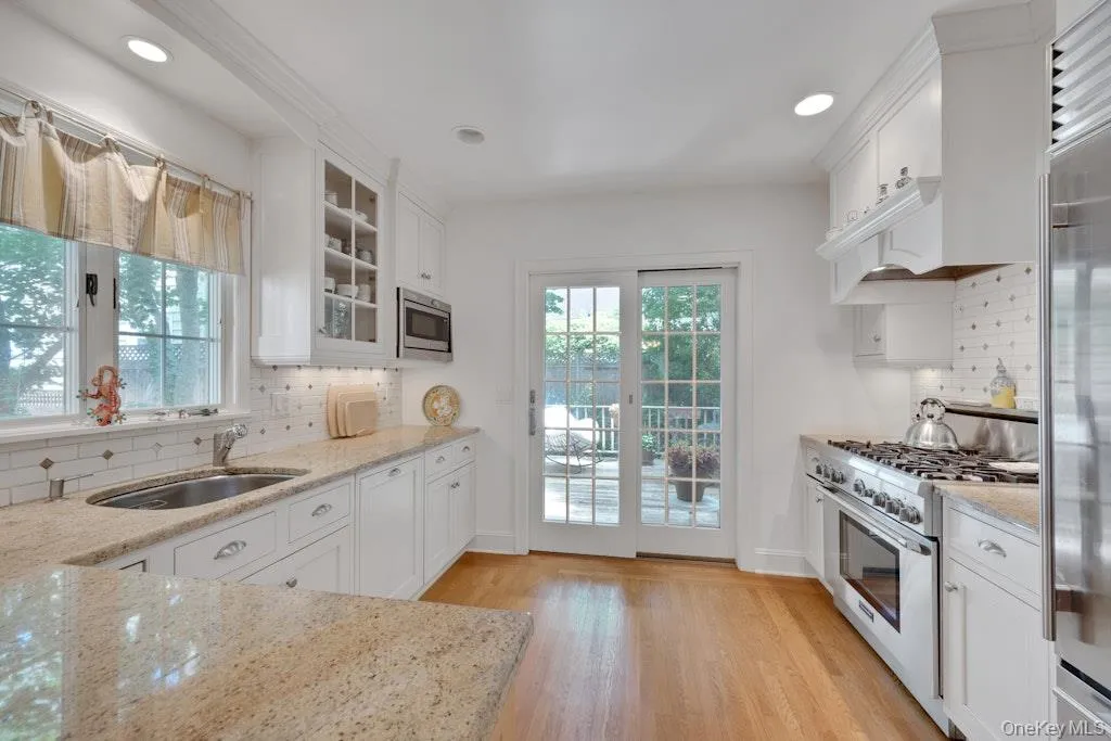 Sun-filed updated eat-in kitchen Sun-filed updated eat-in kitchen