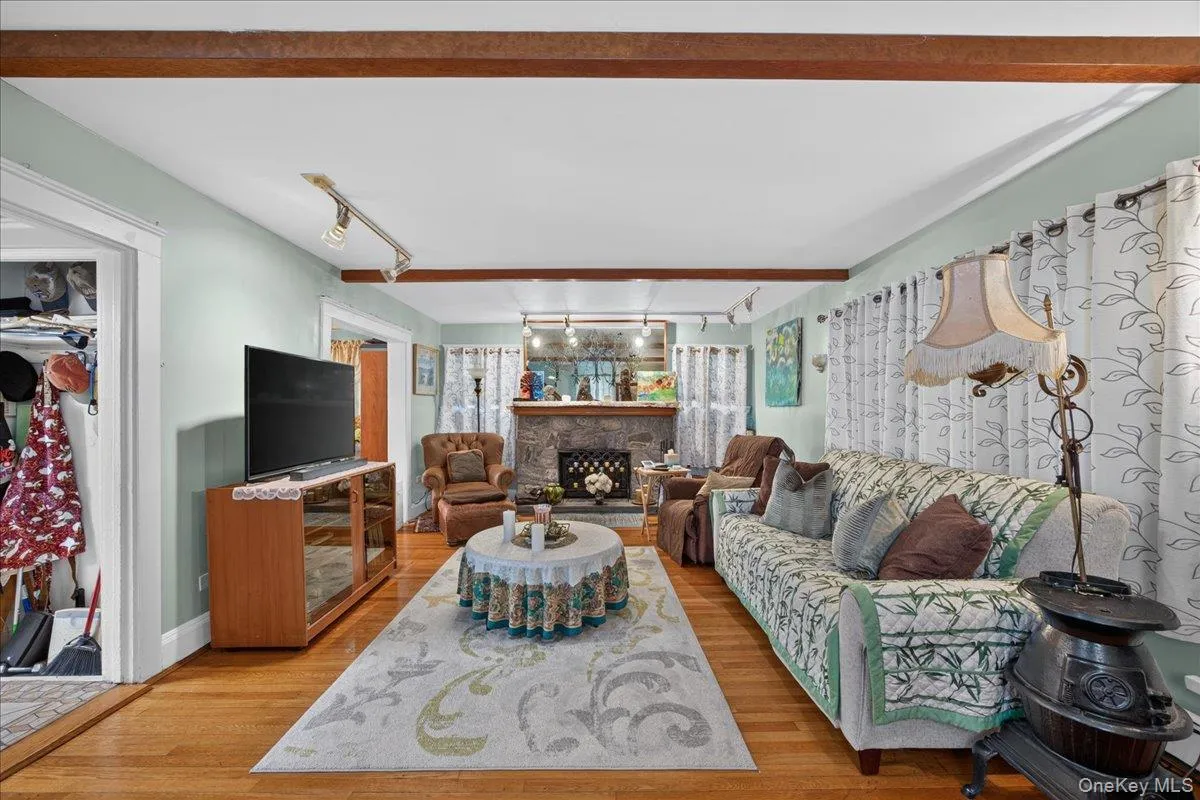 77 Irving Place, New Rochelle, NY, 4 Bedrooms Bedrooms, 7 Rooms Rooms,1 BathroomBathrooms,Residential,For Rent,Irving,0,1002149 77 Irving Place, New Rochelle, NY, 4 Bedrooms Bedrooms, 7 Rooms Rooms,1 BathroomBathrooms,Residential,For Rent,Irving,0,1002149