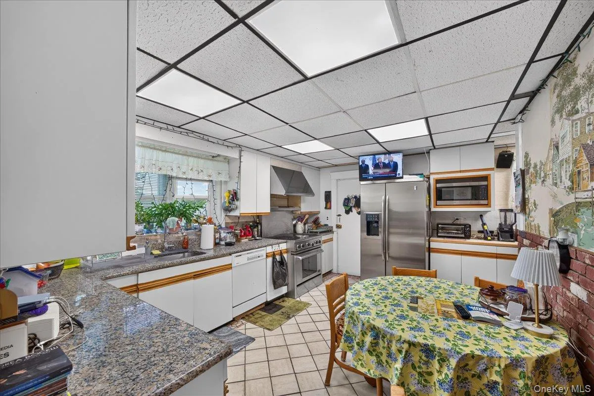 77 Irving Place, New Rochelle, NY, 4 Bedrooms Bedrooms, 7 Rooms Rooms,1 BathroomBathrooms,Residential,For Rent,Irving,0,1002149 77 Irving Place, New Rochelle, NY, 4 Bedrooms Bedrooms, 7 Rooms Rooms,1 BathroomBathrooms,Residential,For Rent,Irving,0,1002149