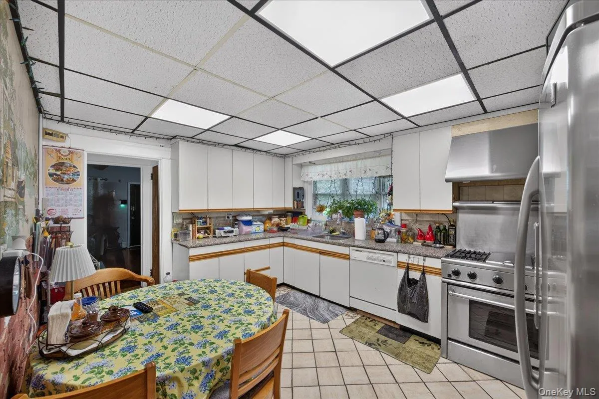 77 Irving Place, New Rochelle, NY, 4 Bedrooms Bedrooms, 7 Rooms Rooms,1 BathroomBathrooms,Residential,For Rent,Irving,0,1002149 77 Irving Place, New Rochelle, NY, 4 Bedrooms Bedrooms, 7 Rooms Rooms,1 BathroomBathrooms,Residential,For Rent,Irving,0,1002149