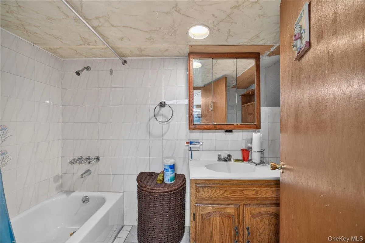 77 Irving Place, New Rochelle, NY, 4 Bedrooms Bedrooms, 7 Rooms Rooms,1 BathroomBathrooms,Residential,For Rent,Irving,0,1002149 77 Irving Place, New Rochelle, NY, 4 Bedrooms Bedrooms, 7 Rooms Rooms,1 BathroomBathrooms,Residential,For Rent,Irving,0,1002149