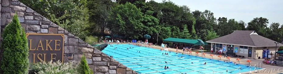 Lake Isle Country Club has 5 Pools - 2 kiddie, 1 adult, 1 main pool and 1 dive pool. They have swim and dive teams too! Lake Isle Country Club has 5 Pools - 2 kiddie, 1 adult, 1 main pool and 1 dive pool. They have swim and dive teams too!