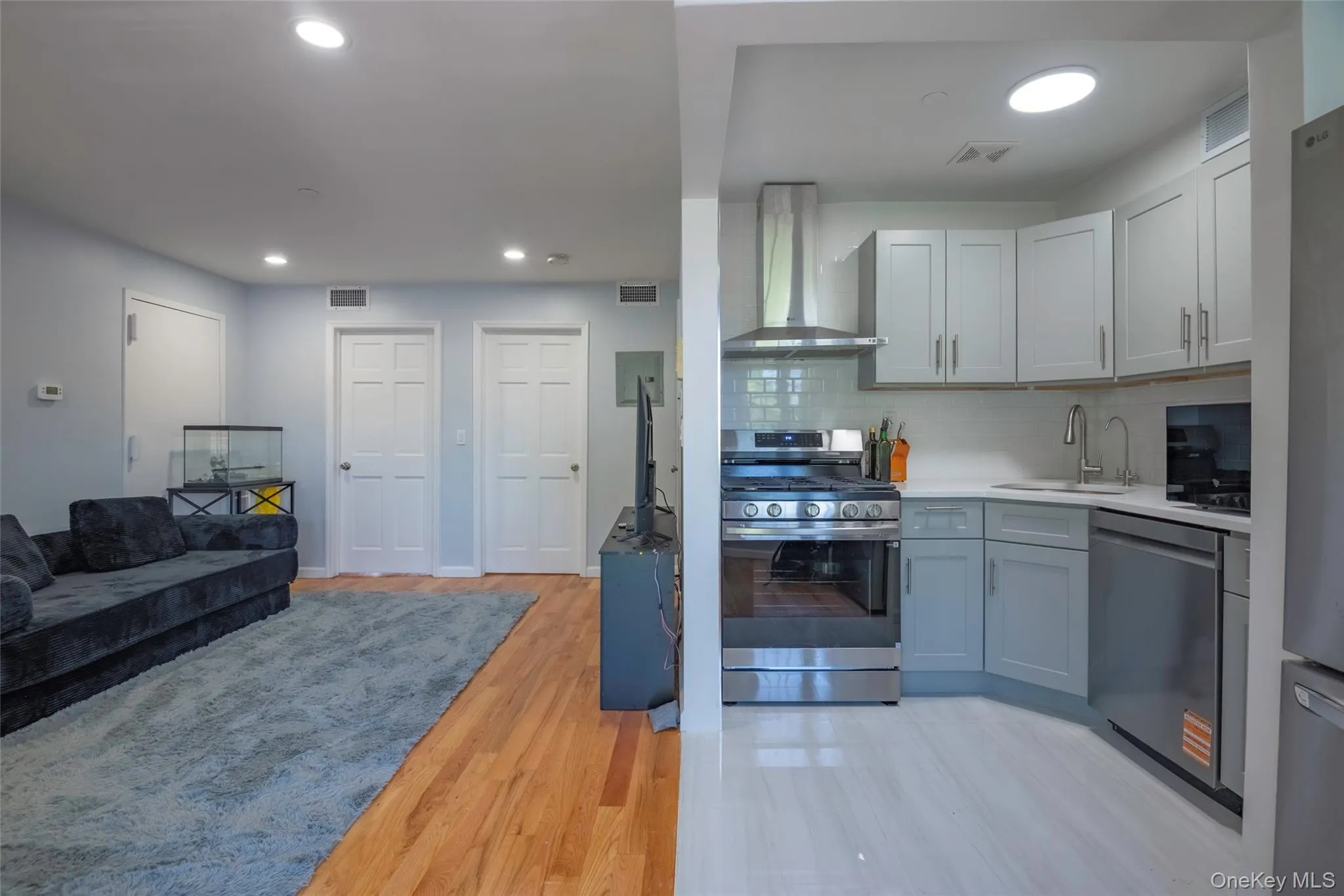 103-02 42nd Avenue, New York, NY, 2 Bedrooms Bedrooms, 4 Rooms Rooms,1 BathroomBathrooms,Residential Lease,For Rent,42nd,0,1002171 103-02 42nd Avenue, New York, NY, 2 Bedrooms Bedrooms, 4 Rooms Rooms,1 BathroomBathrooms,Residential Lease,For Rent,42nd,0,1002171