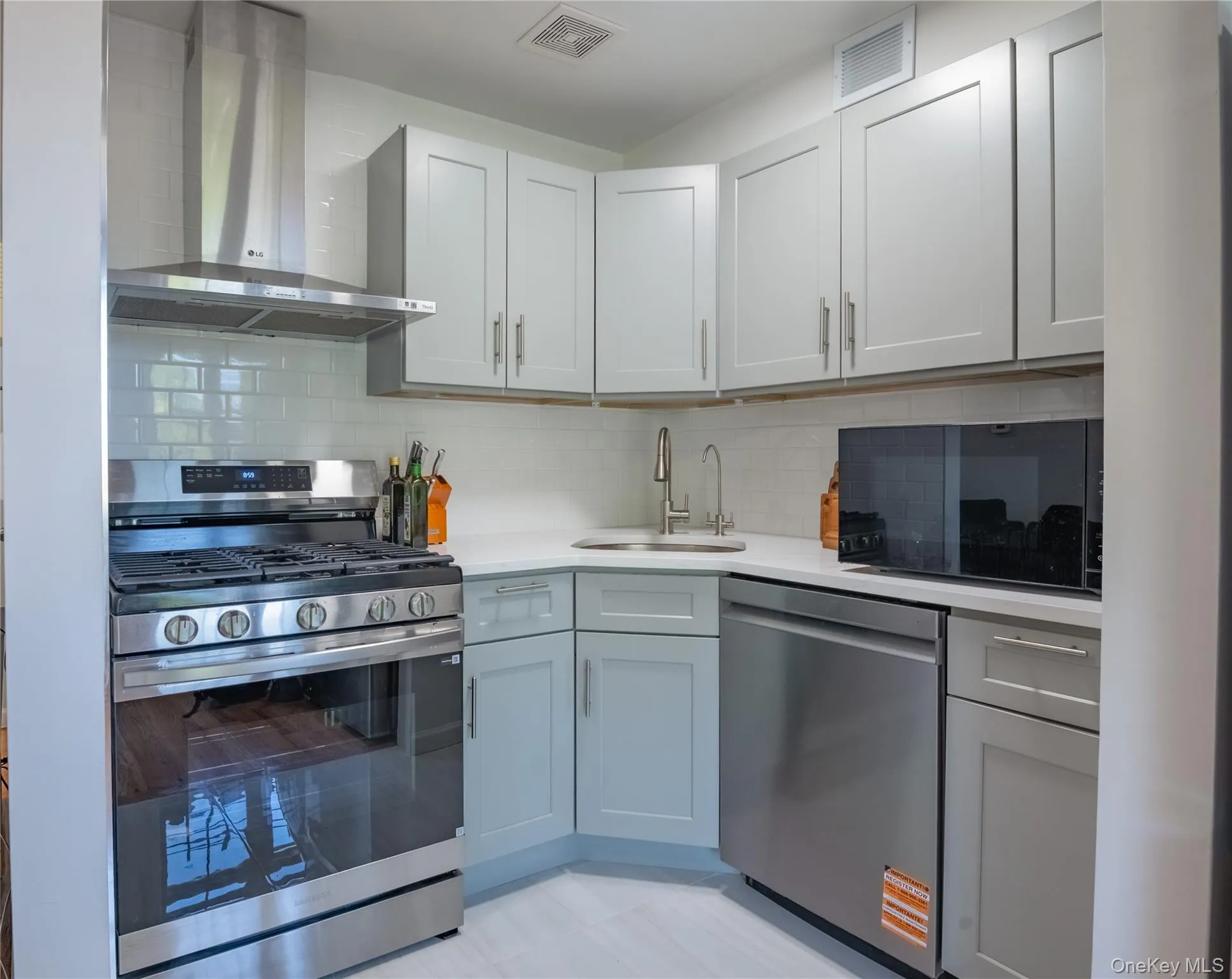 103-02 42nd Avenue, New York, NY, 2 Bedrooms Bedrooms, 4 Rooms Rooms,1 BathroomBathrooms,Residential Lease,For Rent,42nd,0,1002171 103-02 42nd Avenue, New York, NY, 2 Bedrooms Bedrooms, 4 Rooms Rooms,1 BathroomBathrooms,Residential Lease,For Rent,42nd,0,1002171