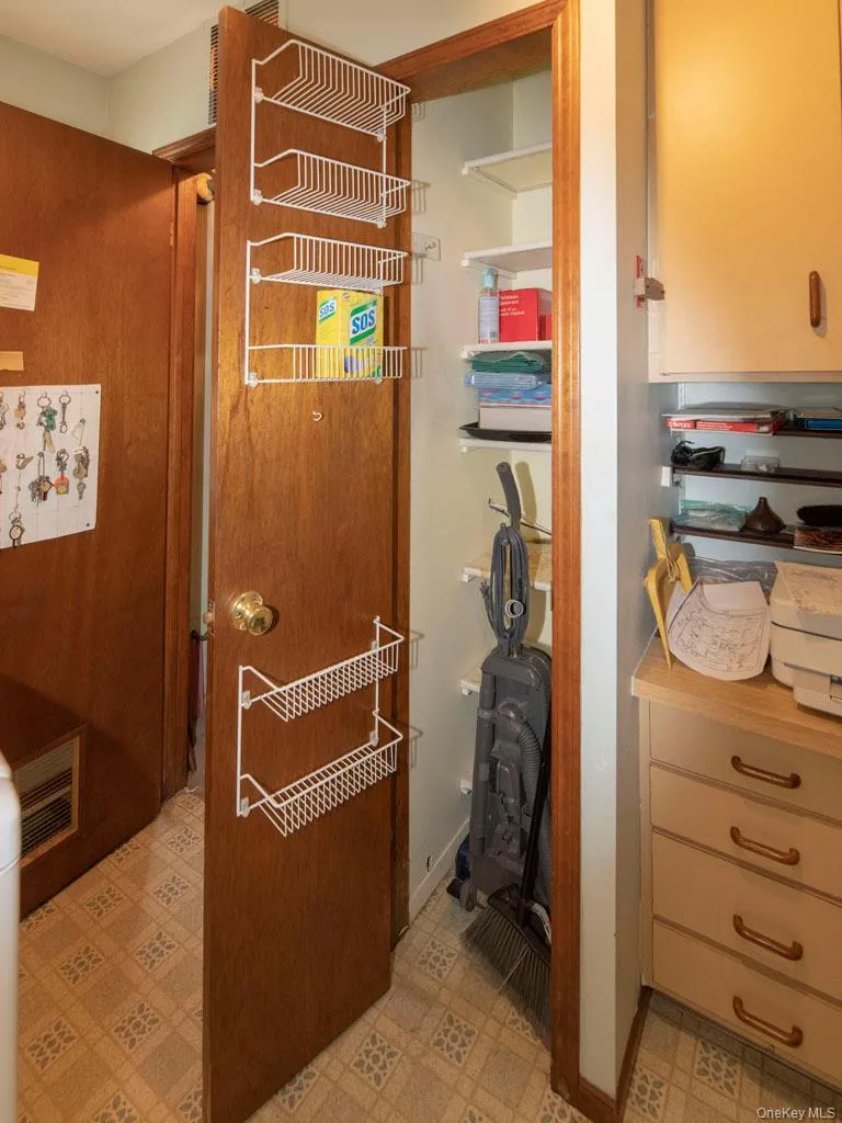 2080 Seamans Neck Road, Hempstead, NY, 3 Bedrooms Bedrooms, 7 Rooms Rooms,2 BathroomsBathrooms,Residential,For Rent,Seamans Neck,0,1002172 2080 Seamans Neck Road, Hempstead, NY, 3 Bedrooms Bedrooms, 7 Rooms Rooms,2 BathroomsBathrooms,Residential,For Rent,Seamans Neck,0,1002172