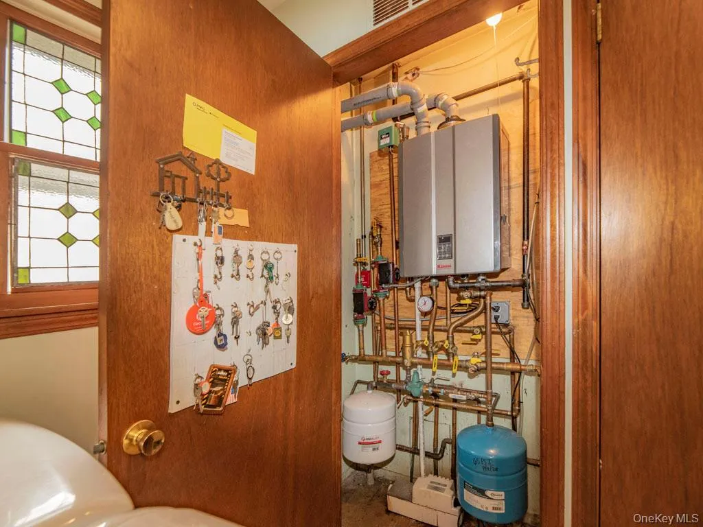 2080 Seamans Neck Road, Hempstead, NY, 3 Bedrooms Bedrooms, 7 Rooms Rooms,2 BathroomsBathrooms,Residential,For Rent,Seamans Neck,0,1002172 2080 Seamans Neck Road, Hempstead, NY, 3 Bedrooms Bedrooms, 7 Rooms Rooms,2 BathroomsBathrooms,Residential,For Rent,Seamans Neck,0,1002172