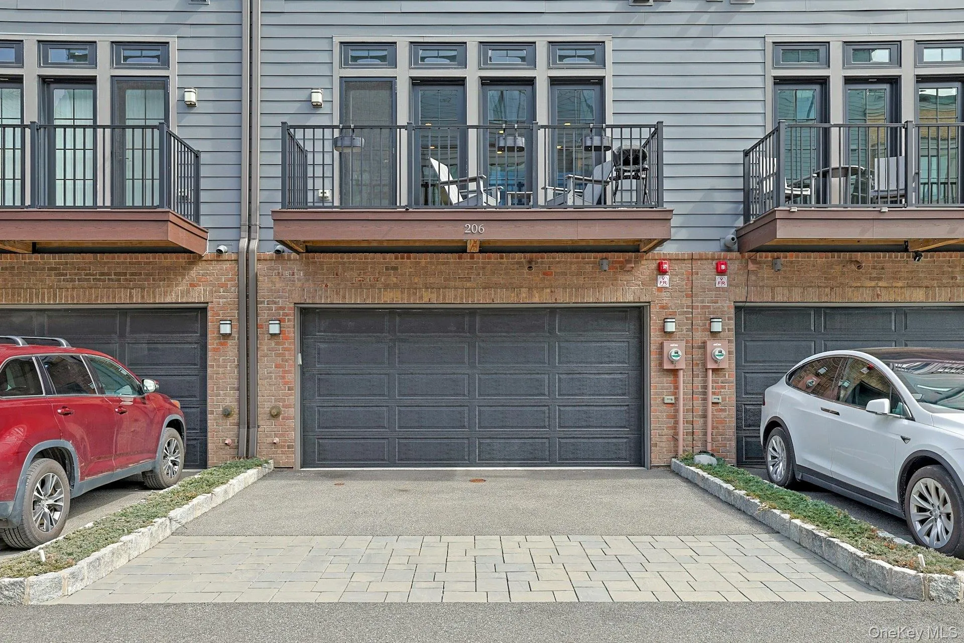 2 car driveway & 2 car garage 2 car driveway & 2 car garage