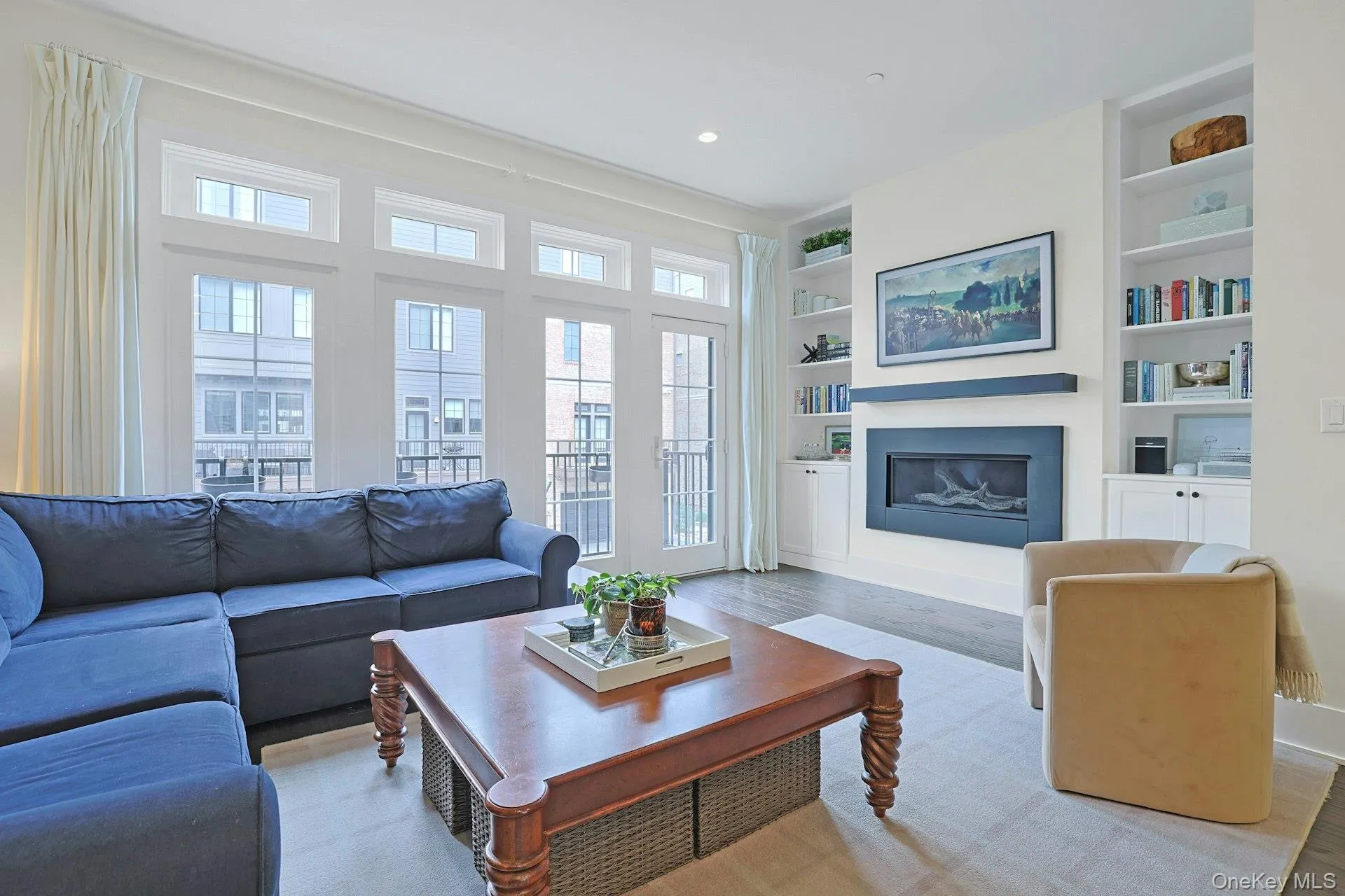 Livingroom w gas privacy & door to balcony Livingroom w gas privacy & door to balcony