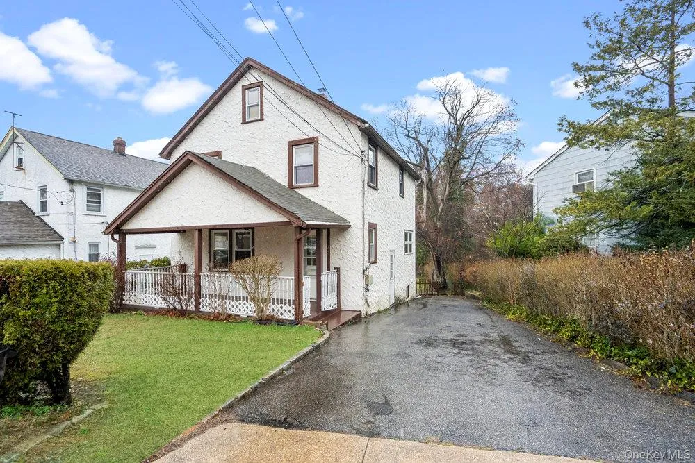 43 Van Nostrand Avenue, North Hempstead, NY, 3 Bedrooms Bedrooms, 6 Rooms Rooms,2 BathroomsBathrooms,Residential,For Rent,Van Nostrand,0,1002188 43 Van Nostrand Avenue, North Hempstead, NY, 3 Bedrooms Bedrooms, 6 Rooms Rooms,2 BathroomsBathrooms,Residential,For Rent,Van Nostrand,0,1002188