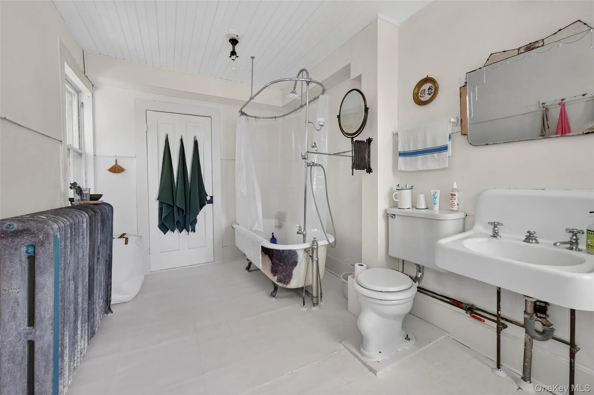 Upper Bathroom Upper Bathroom