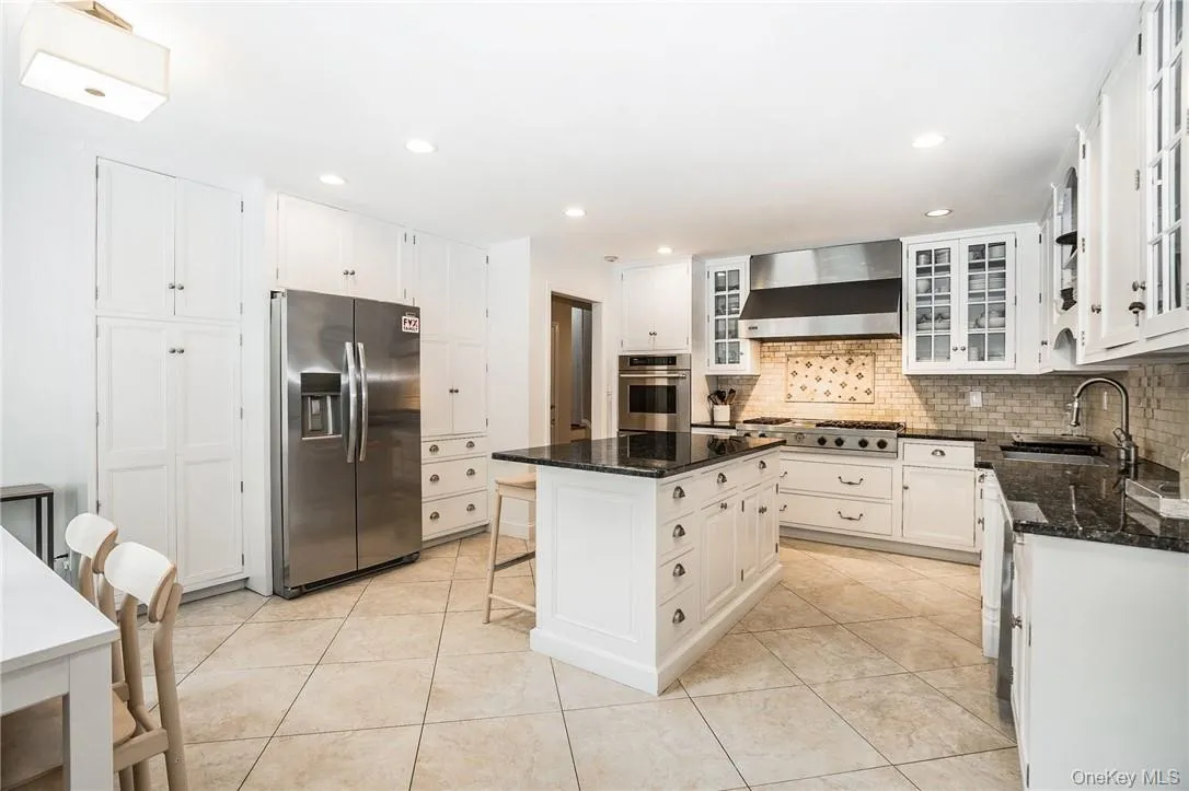 Amazing Chef's kitchen; enough space for dining at the table or the island! Amazing Chef's kitchen; enough space for dining at the table or the island!