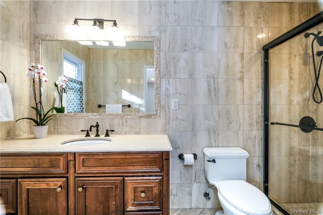 En-suite full bath on first level. En-suite full bath on first level.
