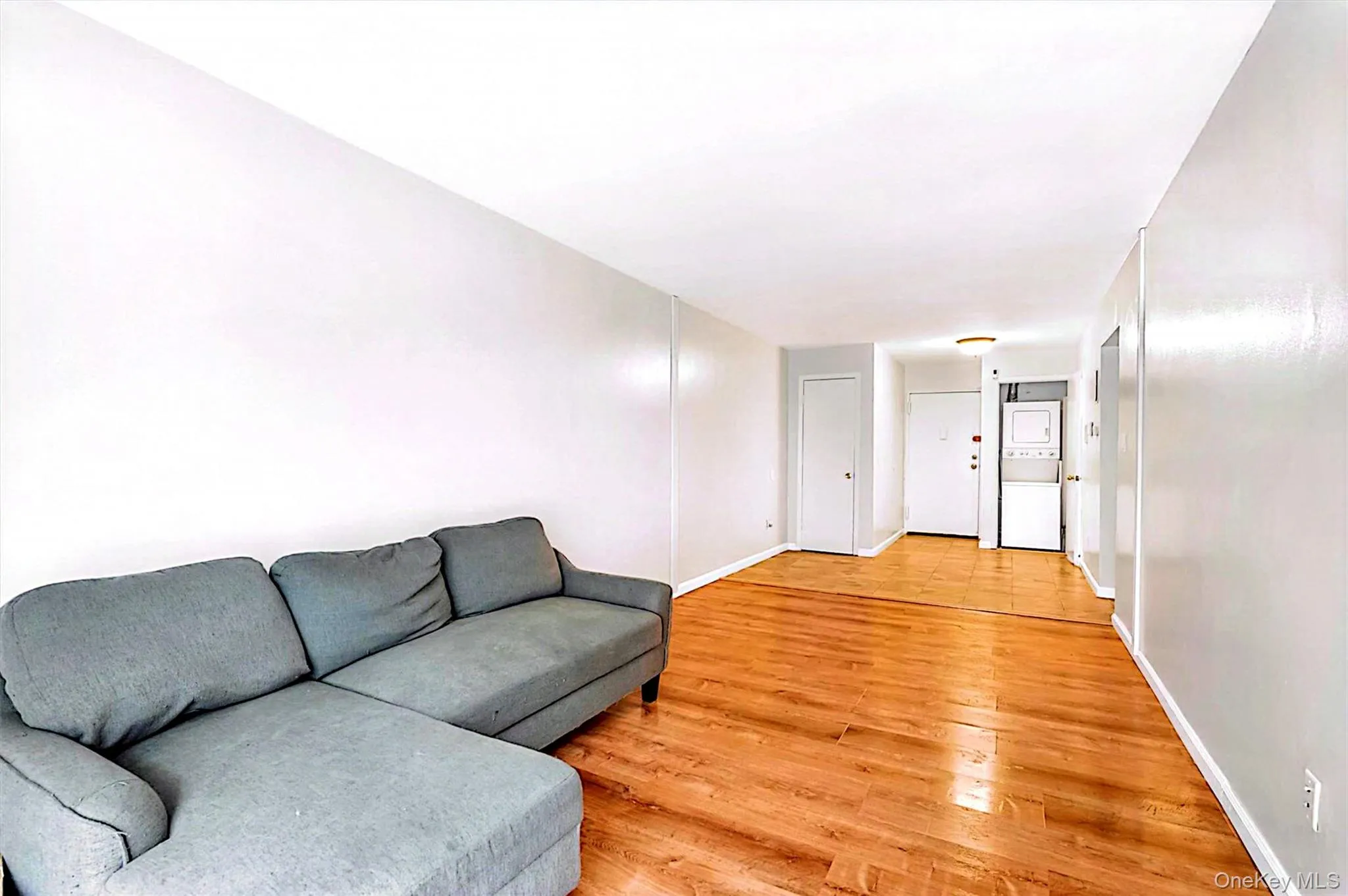 Nice hardwood floor, closet and washer/dryer in the unit Nice hardwood floor, closet and washer/dryer in the unit