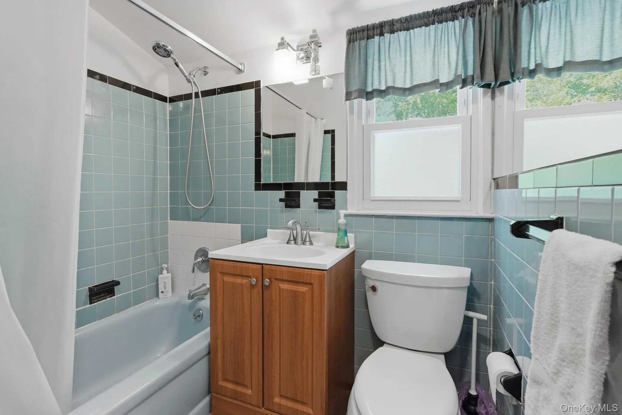 Full Bathroom (Upper) Full Bathroom (Upper)