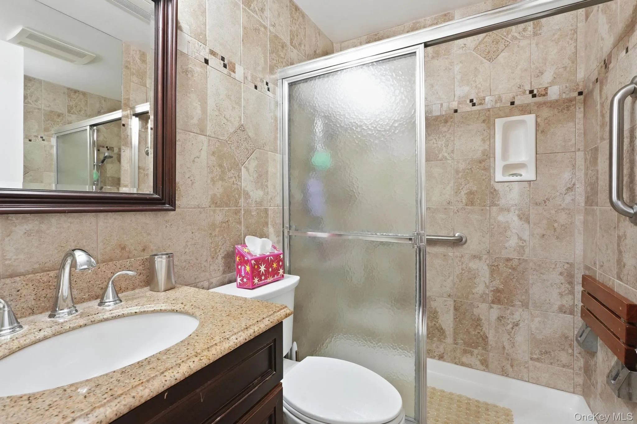 Full Bathroom (Main Level) Full Bathroom (Main Level)