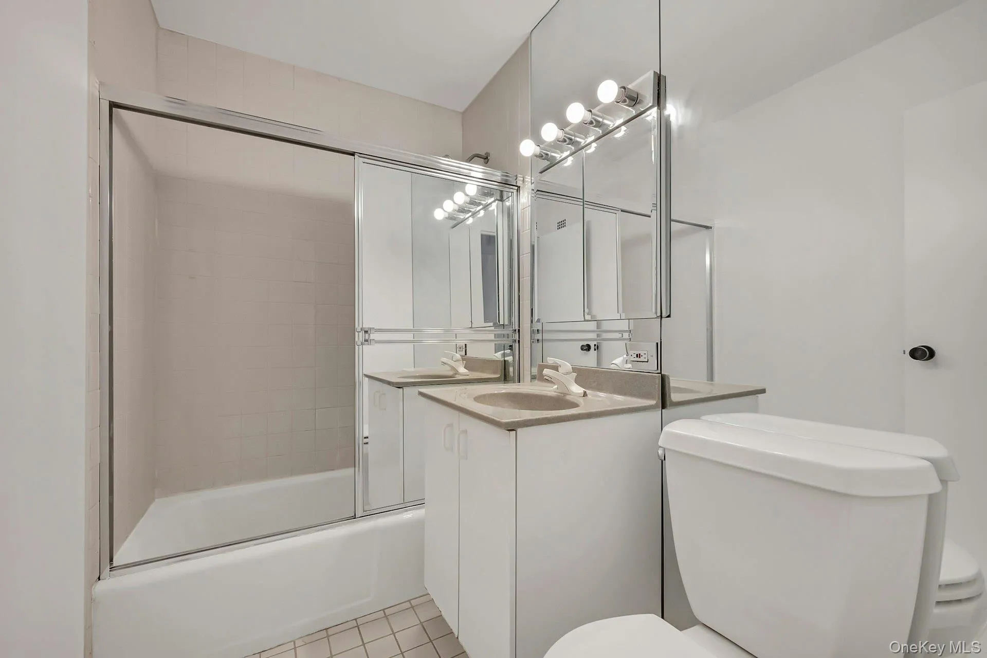 Full hall bathroom Full hall bathroom
