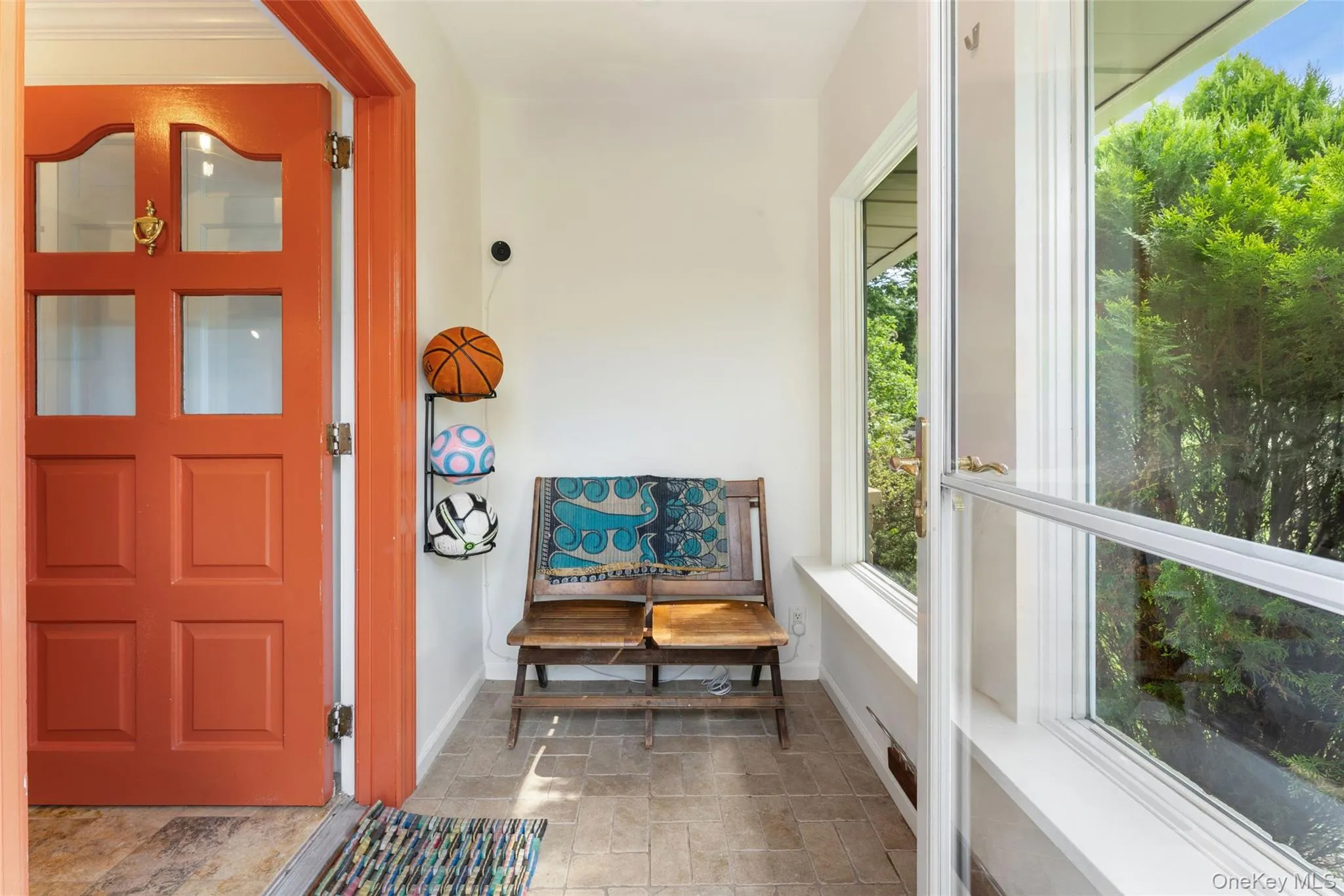 Welcoming front entryway Welcoming front entryway