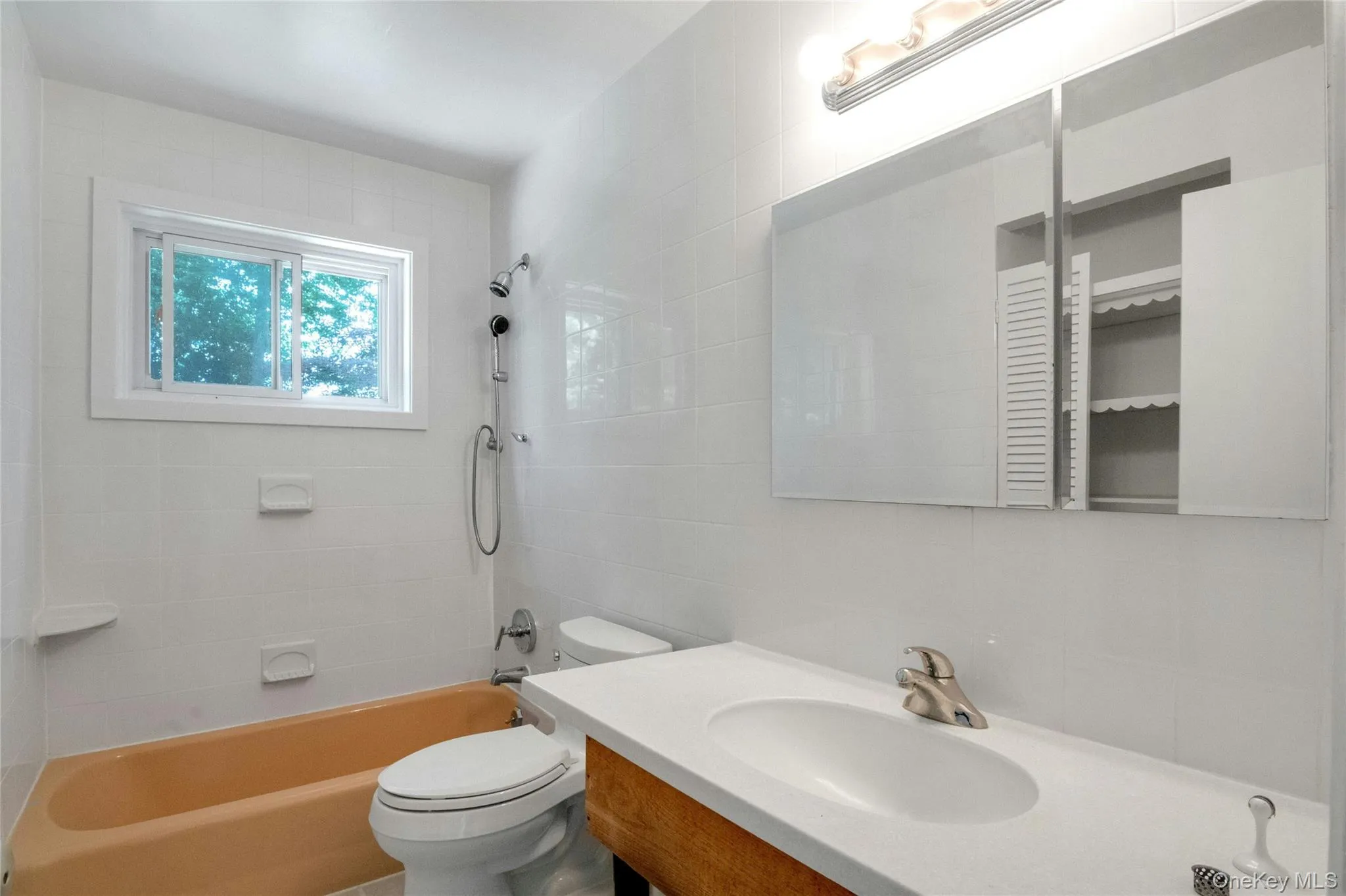 Main Bathroom Main Bathroom