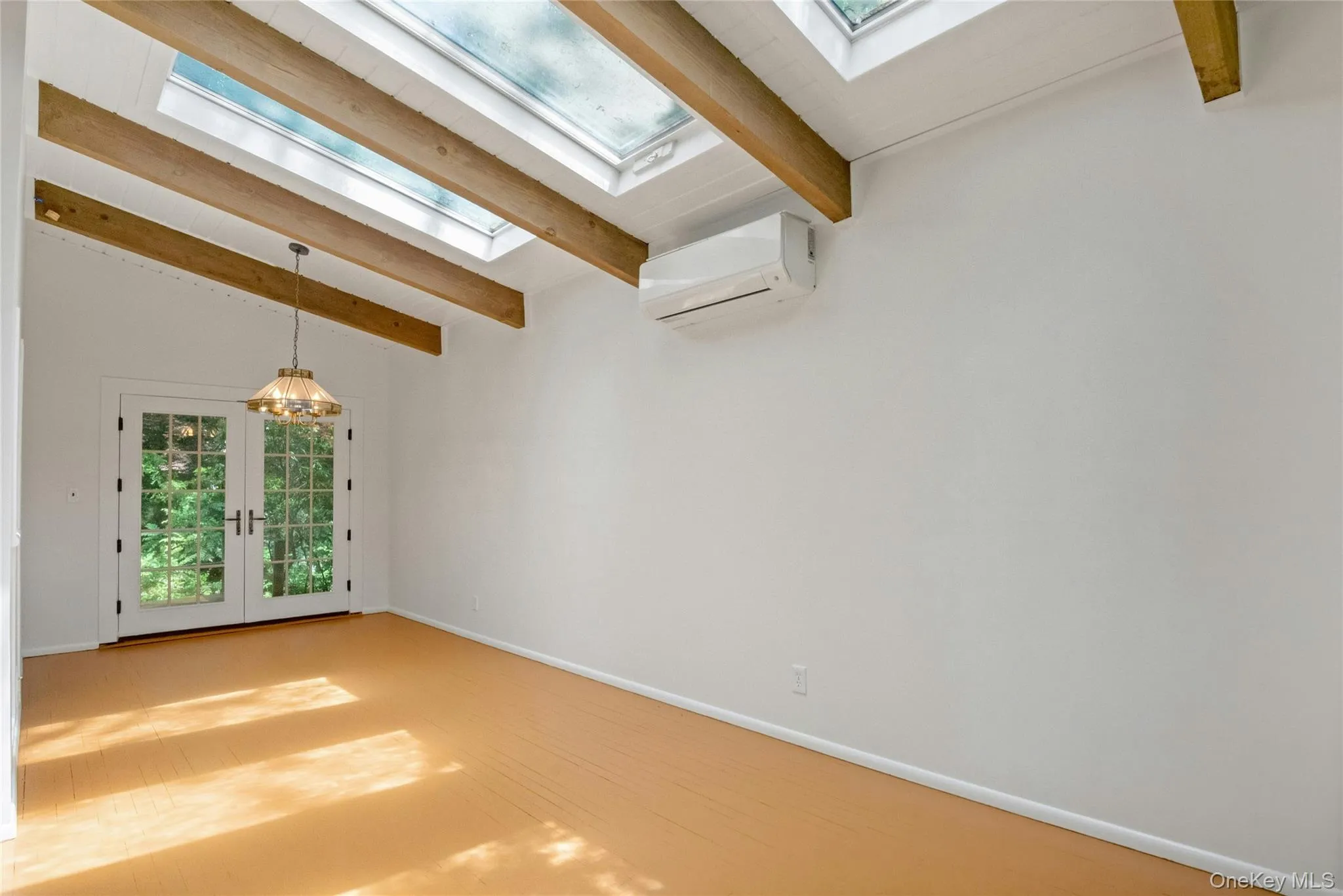 Dining area flooded with light Dining area flooded with light