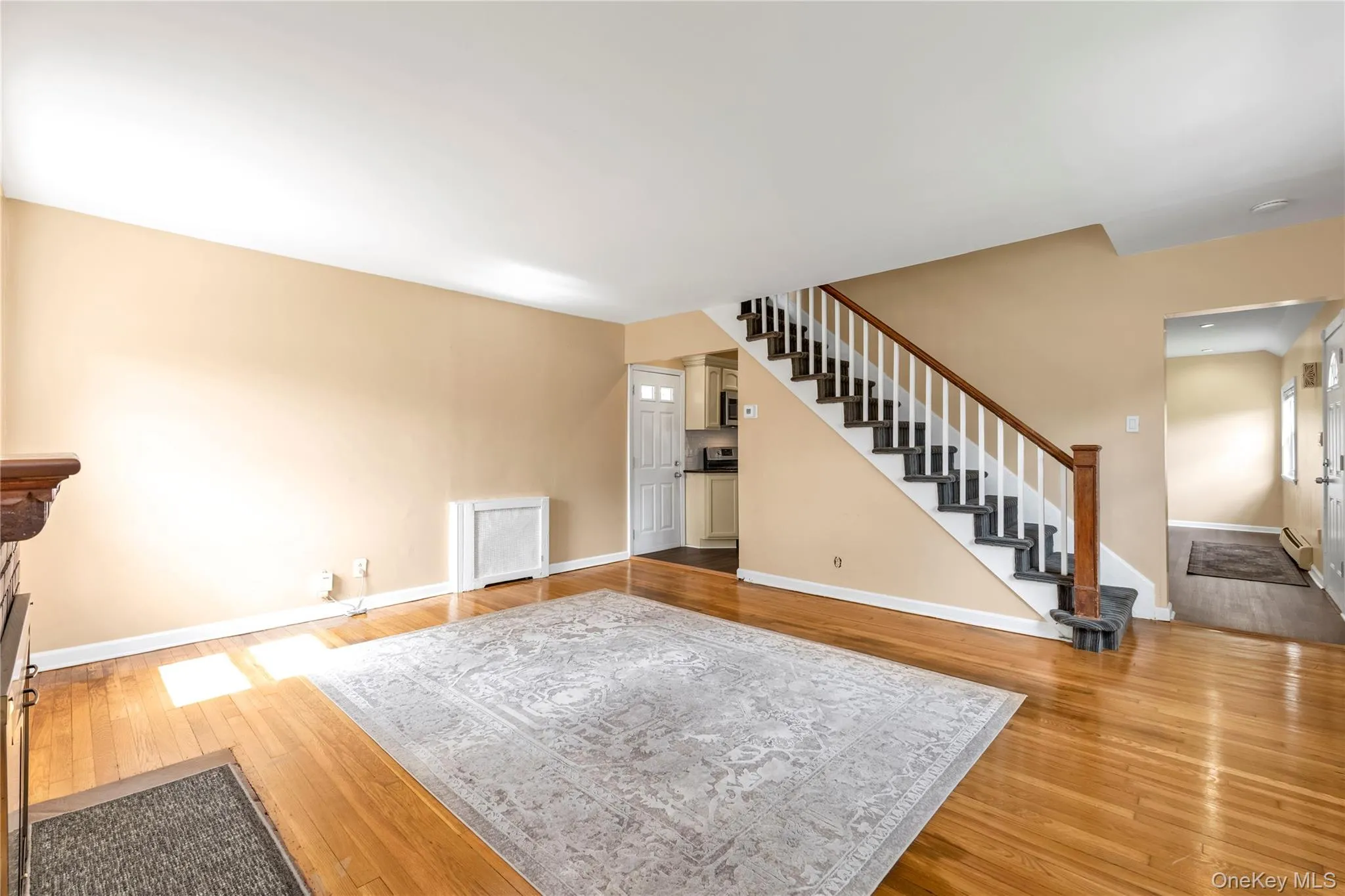 Flow into Kitchen and dining room Flow into Kitchen and dining room