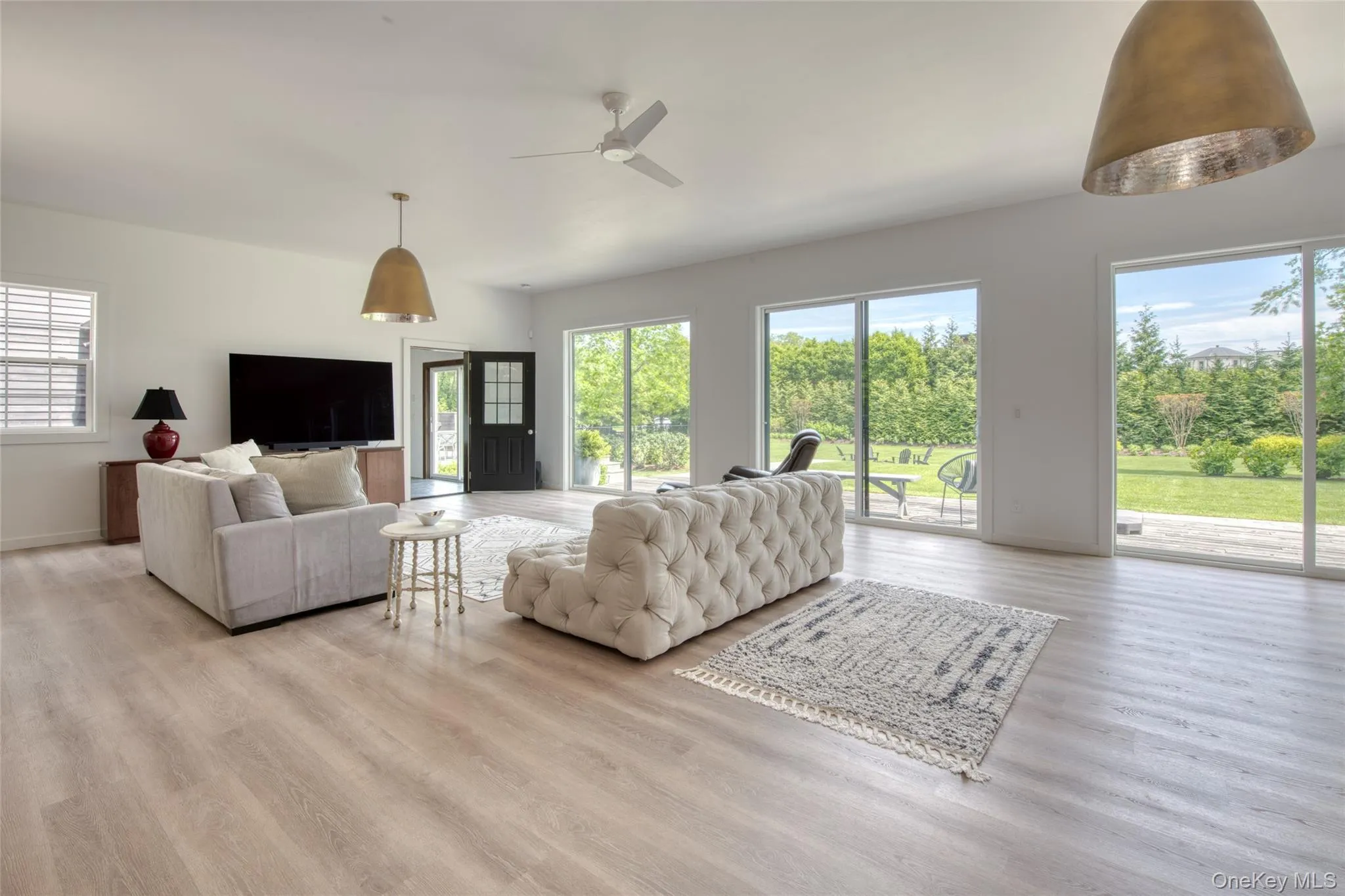 Annex: expansive living room Annex: expansive living room