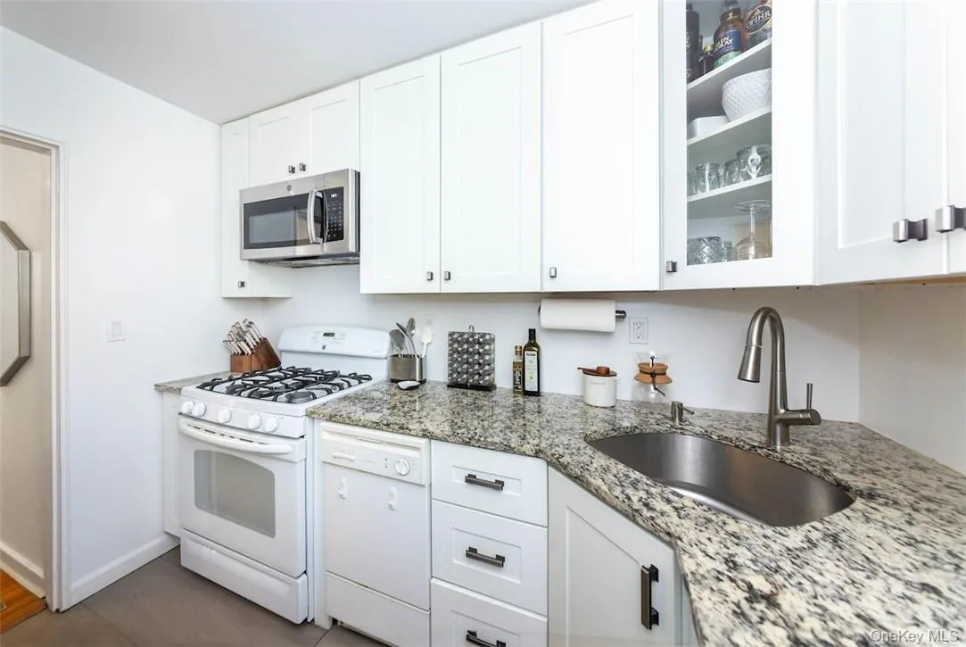 751 Broadway, Greenburgh, NY, 1 Bedroom Bedrooms, 4 Rooms Rooms,1 BathroomBathrooms,Residential,For Rent,Broadway,0,1002370 751 Broadway, Greenburgh, NY, 1 Bedroom Bedrooms, 4 Rooms Rooms,1 BathroomBathrooms,Residential,For Rent,Broadway,0,1002370