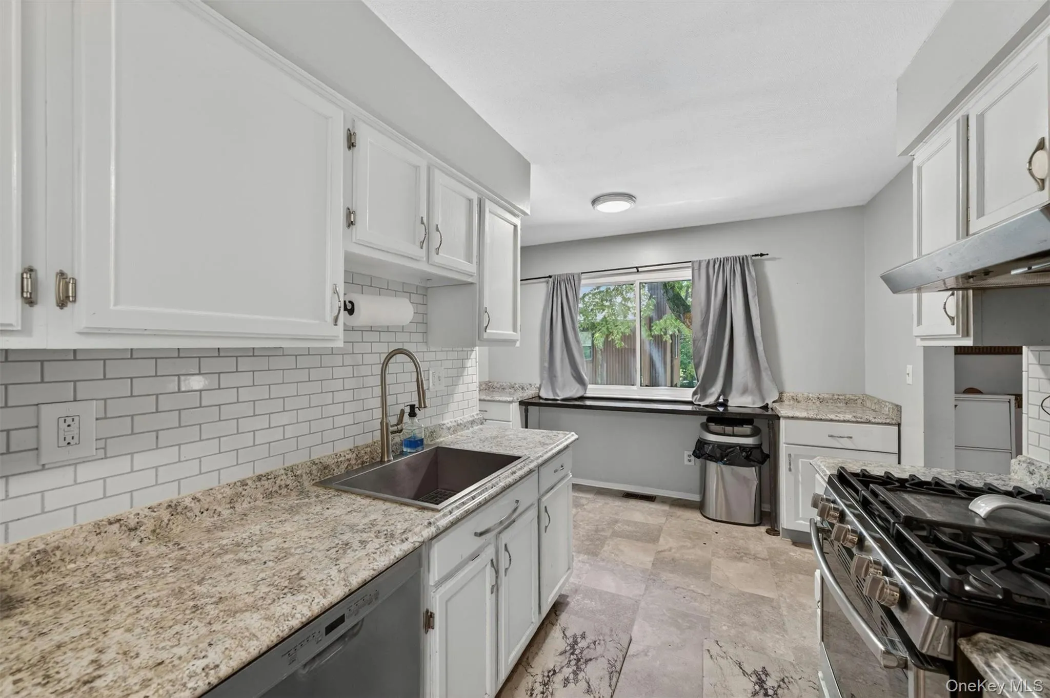 2 Acorn Court, Woodbury, NY, 3 Bedrooms Bedrooms, 11 Rooms Rooms,2 BathroomsBathrooms,Residential,For Rent,Acorn,0,1002400 2 Acorn Court, Woodbury, NY, 3 Bedrooms Bedrooms, 11 Rooms Rooms,2 BathroomsBathrooms,Residential,For Rent,Acorn,0,1002400