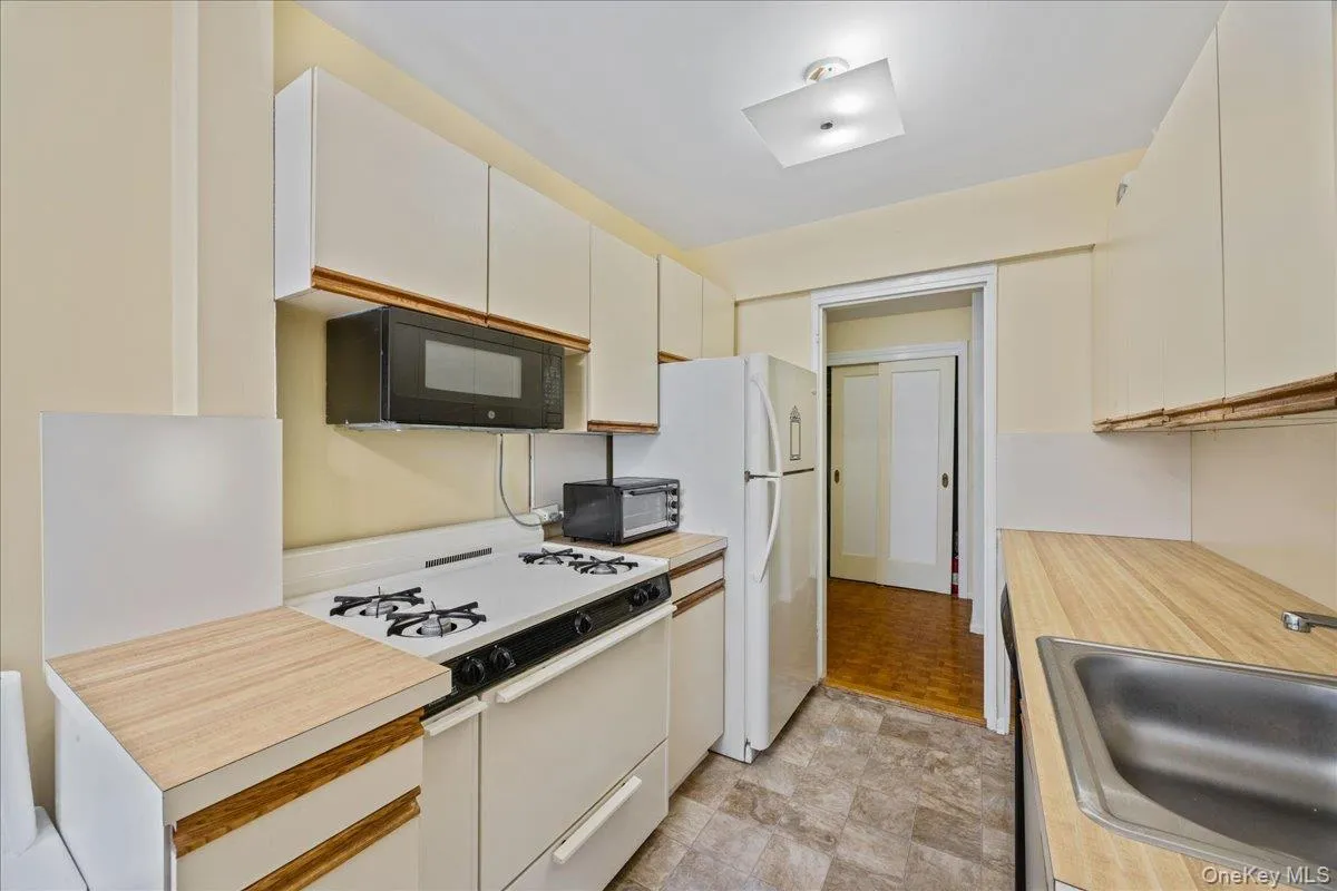 51 White Oak Street, New Rochelle, NY, 2 Bedrooms Bedrooms, 5 Rooms Rooms,1 BathroomBathrooms,Residential Sale,For Rent,White Oak,0,1002435 51 White Oak Street, New Rochelle, NY, 2 Bedrooms Bedrooms, 5 Rooms Rooms,1 BathroomBathrooms,Residential Sale,For Rent,White Oak,0,1002435