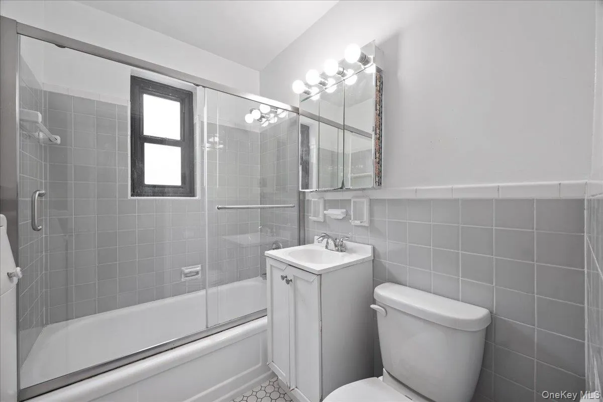 51 White Oak Street, New Rochelle, NY, 2 Bedrooms Bedrooms, 5 Rooms Rooms,1 BathroomBathrooms,Residential Sale,For Rent,White Oak,0,1002435 51 White Oak Street, New Rochelle, NY, 2 Bedrooms Bedrooms, 5 Rooms Rooms,1 BathroomBathrooms,Residential Sale,For Rent,White Oak,0,1002435
