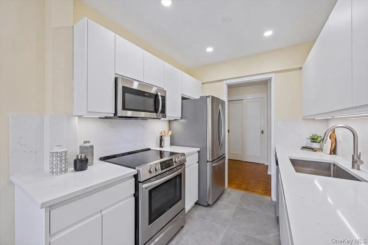 51 White Oak Street, New Rochelle, NY, 2 Bedrooms Bedrooms, 5 Rooms Rooms,1 BathroomBathrooms,Residential Sale,For Rent,White Oak,0,1002435 51 White Oak Street, New Rochelle, NY, 2 Bedrooms Bedrooms, 5 Rooms Rooms,1 BathroomBathrooms,Residential Sale,For Rent,White Oak,0,1002435