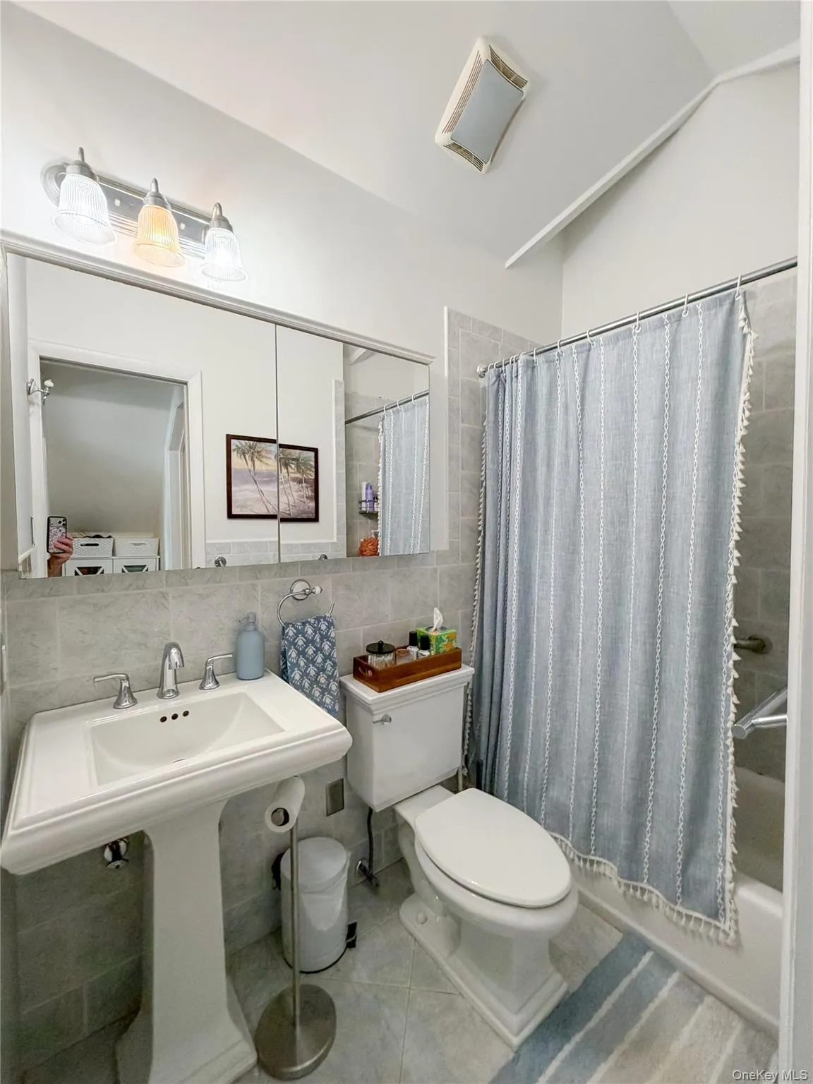Full Bathroom with Shower/Tub Combo Full Bathroom with Shower/Tub Combo
