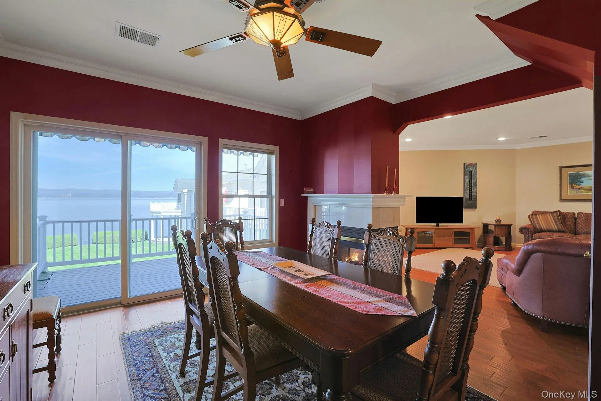 The dining room is perfectly framed by sweeping Hudson River views, adding a beautiful backdrop to your dining and to the home. The dining room is perfectly framed by sweeping Hudson River views, adding a beautiful backdrop to your dining and to the home.